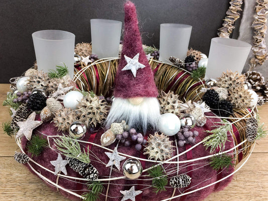 Adventskranz Wichtel Silber Wunschfarbe Sterne Kugeln Beeren Tanne Filz Band – handgemacht aus Seiden- und Kunstblumen, langlebig & pflegeleicht von SarahsFlowerStudio