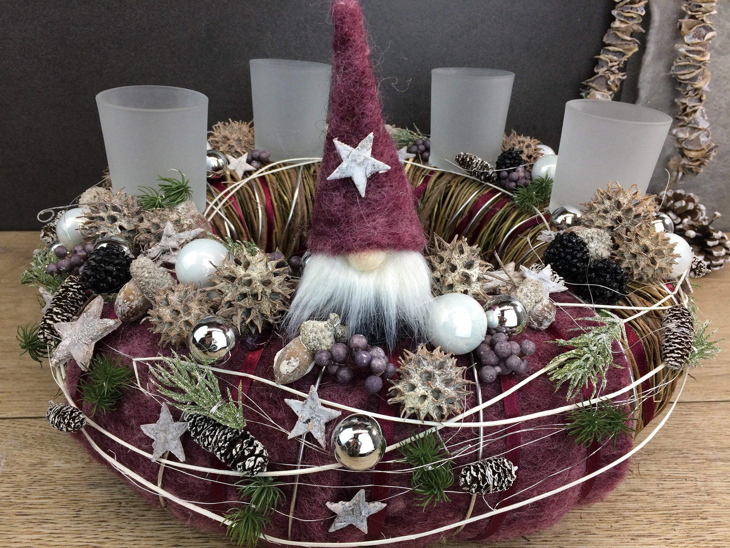 Adventskranz Wichtel Silber Wunschfarbe Sterne Kugeln Beeren Tanne Filz Band – handgemacht aus Seiden- und Kunstblumen, langlebig & pflegeleicht von SarahsFlowerStudio