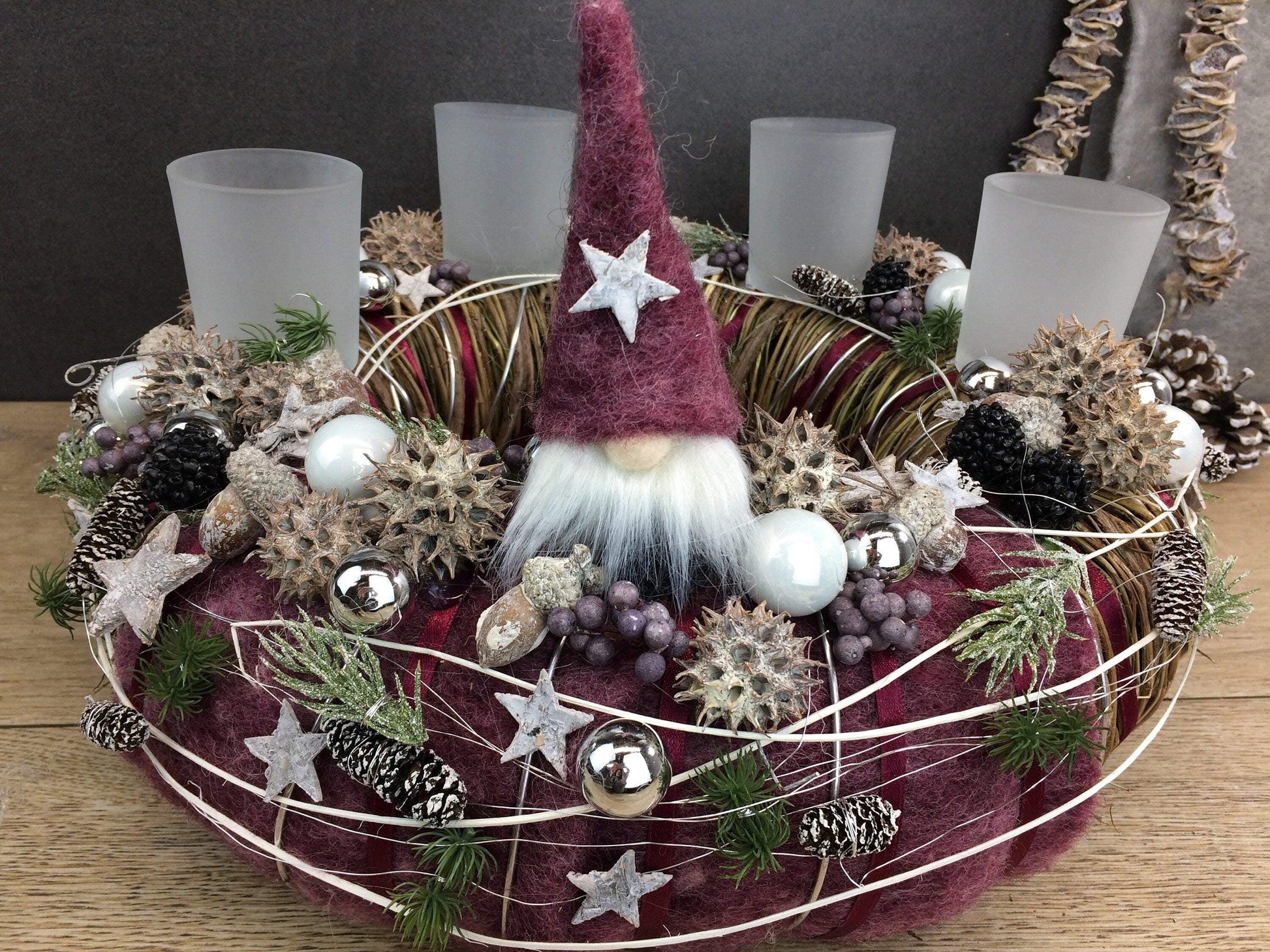 Adventskranz Wichtel Silber Wunschfarbe Sterne Kugeln Beeren Tanne Filz Band – handgemacht aus Seiden- und Kunstblumen, langlebig & pflegeleicht von SarahsFlowerStudio