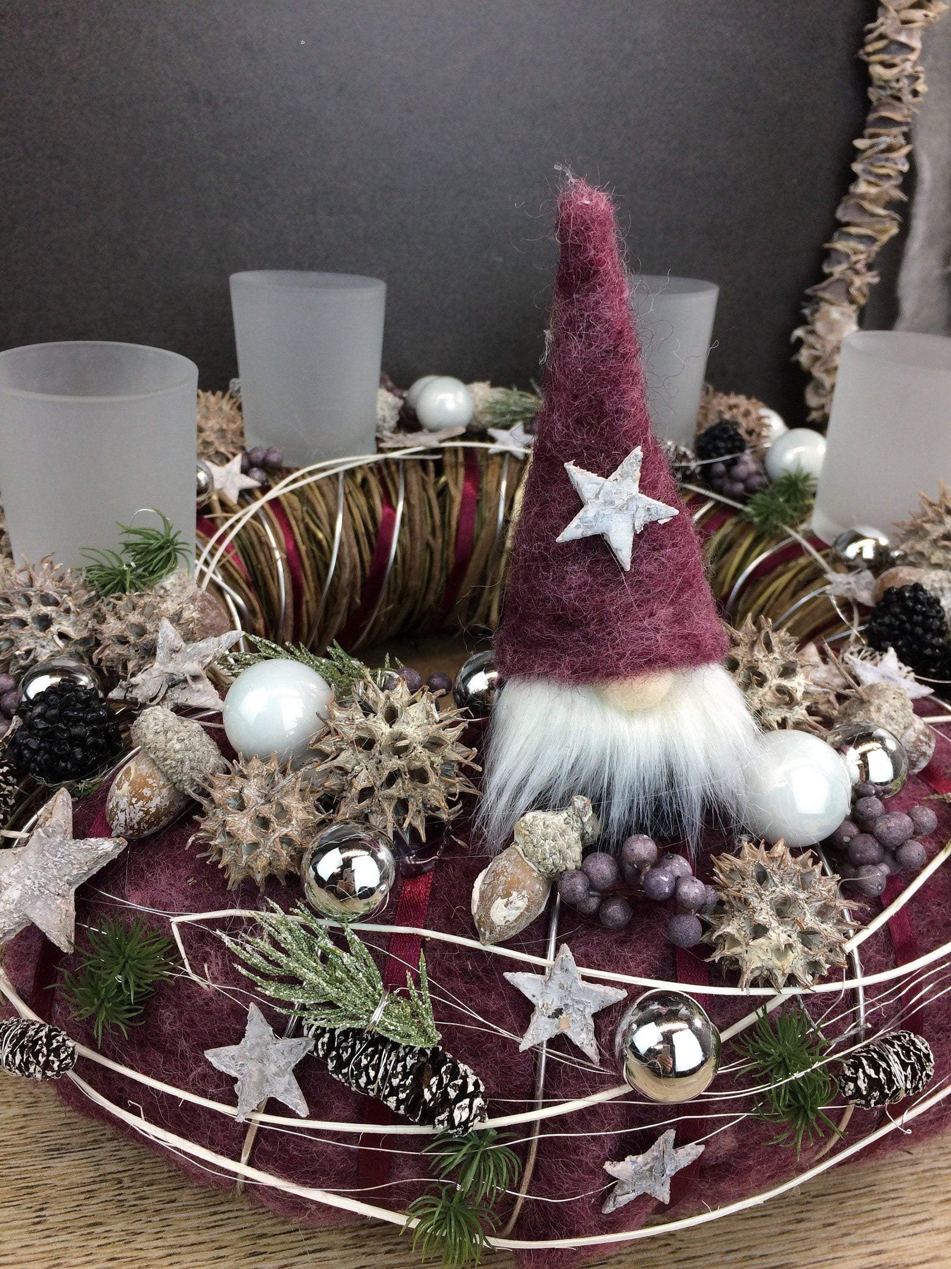 Adventskranz Wichtel Silber Wunschfarbe Sterne Kugeln Beeren Tanne Filz Band – handgemacht aus Seiden- und Kunstblumen, langlebig & pflegeleicht von SarahsFlowerStudio