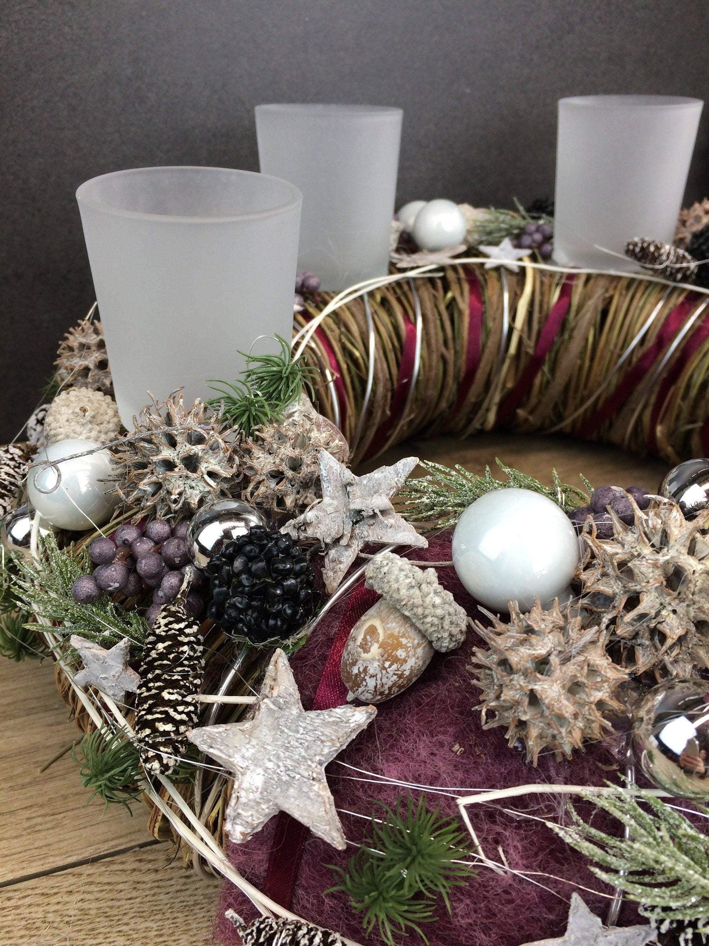 Adventskranz Wichtel Silber Wunschfarbe Sterne Kugeln Beeren Tanne Filz Band – handgemacht aus Seiden- und Kunstblumen, langlebig & pflegeleicht von SarahsFlowerStudio
