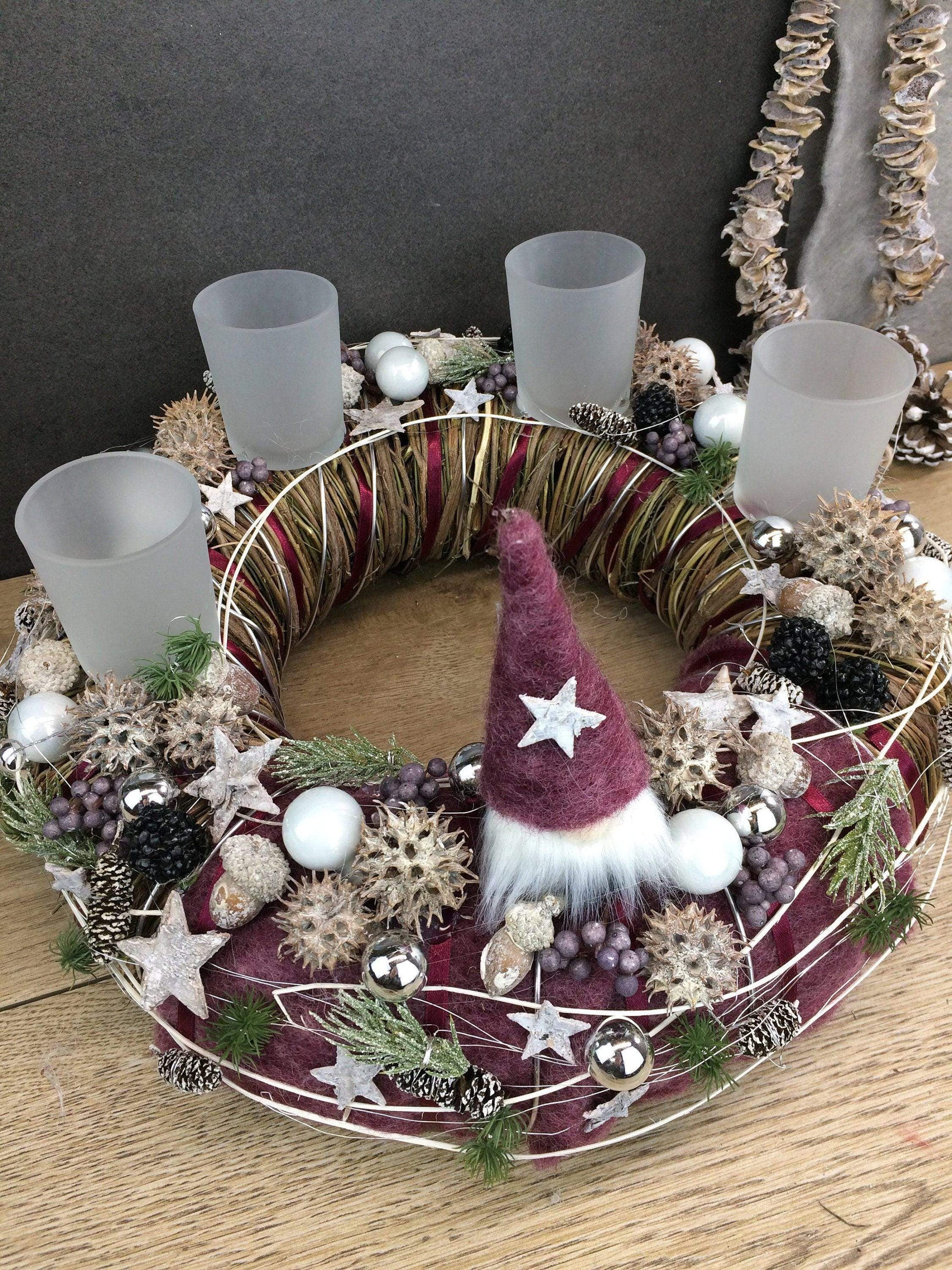 Adventskranz Wichtel Silber Wunschfarbe Sterne Kugeln Beeren Tanne Filz Band – handgemacht aus Seiden- und Kunstblumen, langlebig & pflegeleicht von SarahsFlowerStudio