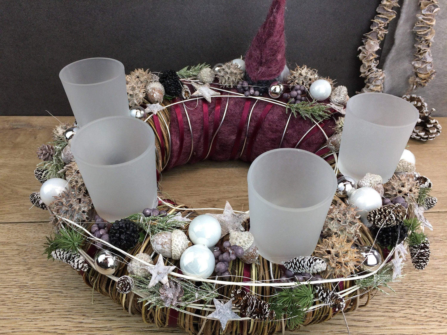 Adventskranz Wichtel Silber Wunschfarbe Sterne Kugeln Beeren Tanne Filz Band – handgemacht aus Seiden- und Kunstblumen, langlebig & pflegeleicht von SarahsFlowerStudio