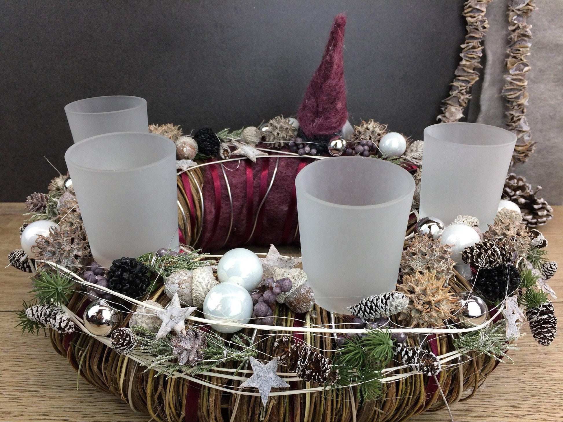 Adventskranz Wichtel Silber Wunschfarbe Sterne Kugeln Beeren Tanne Filz Band – handgemacht aus Seiden- und Kunstblumen, langlebig & pflegeleicht von SarahsFlowerStudio