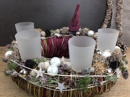 Adventskranz Wichtel Silber Wunschfarbe Sterne Kugeln Beeren Tanne Filz Band – handgemacht aus Seiden- und Kunstblumen, langlebig & pflegeleicht von SarahsFlowerStudio