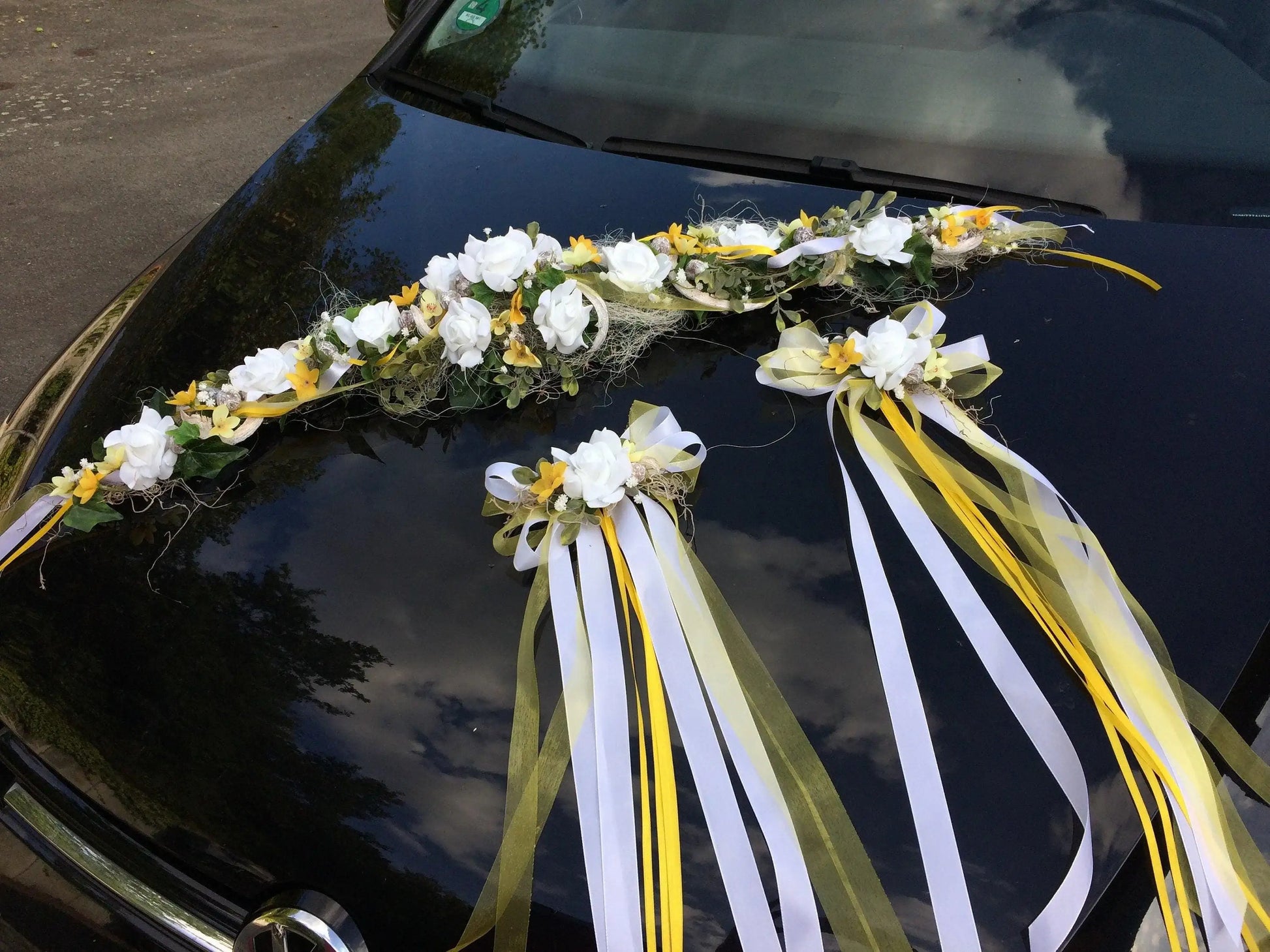 Autoschmuck Set 3 Teilig Gesteck und Schleifen Autodekoration Hochzeit Kutschen Kutschendekoration Deko Dekoration Hochzeit Wedding – handgemacht aus Seiden- und Kunstblumen, langlebig & pflegeleicht von SarahsFlowerStudio