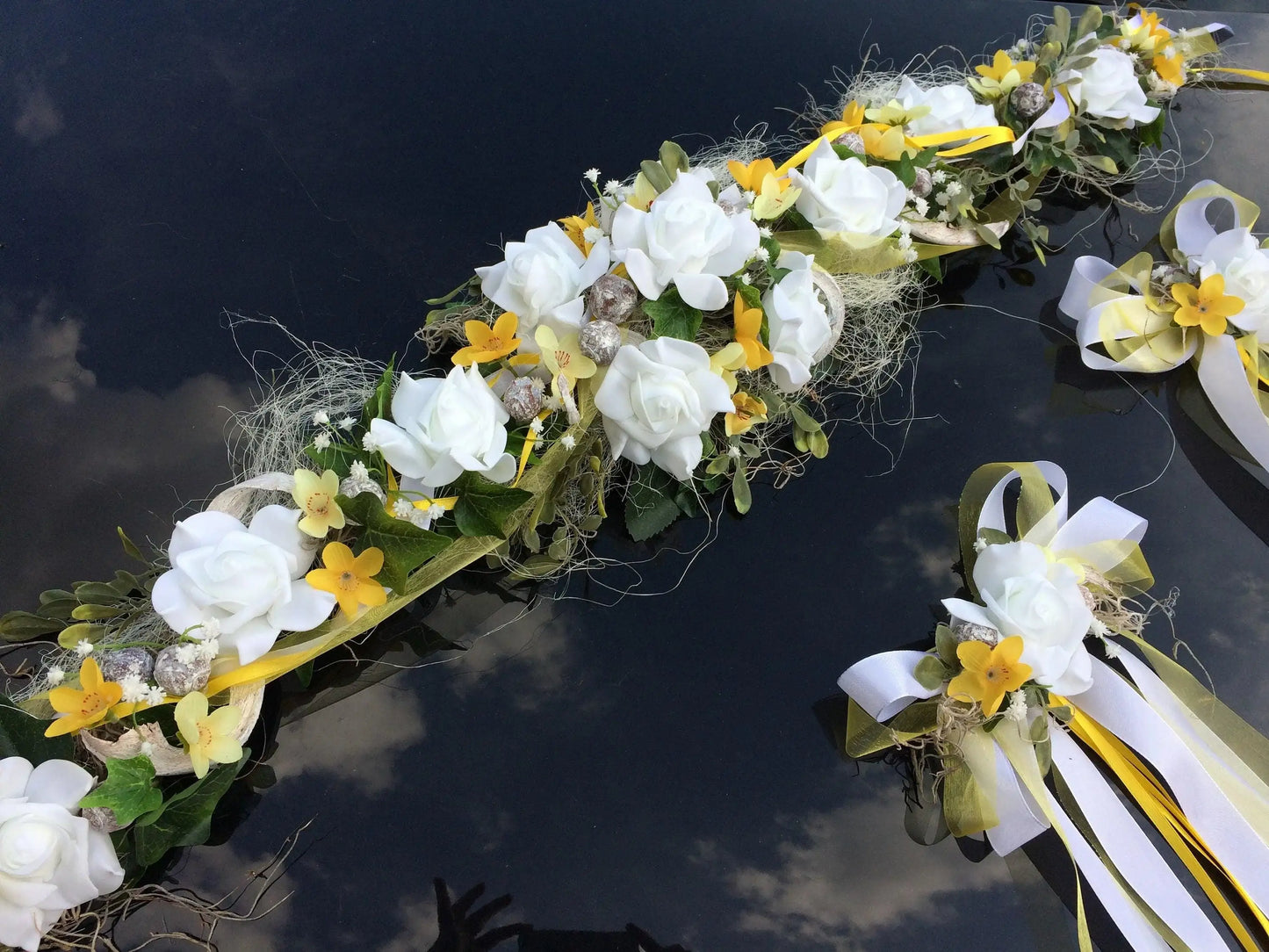 Autoschmuck Set 3 Teilig Gesteck und Schleifen Autodekoration Hochzeit Kutschen Kutschendekoration Deko Dekoration Hochzeit Wedding – handgemacht aus Seiden- und Kunstblumen, langlebig & pflegeleicht von SarahsFlowerStudio