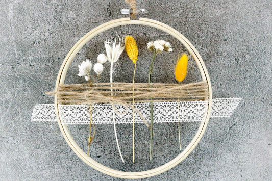 Türkranz Kranz Ring Stickrahmen Gräser Holzring Stickring Stickreif Trockenblumen Natur natürlich Hoop Fensterdeko – handgemacht aus Seiden- und Kunstblumen, langlebig & pflegeleicht von SarahsFlowerStudio