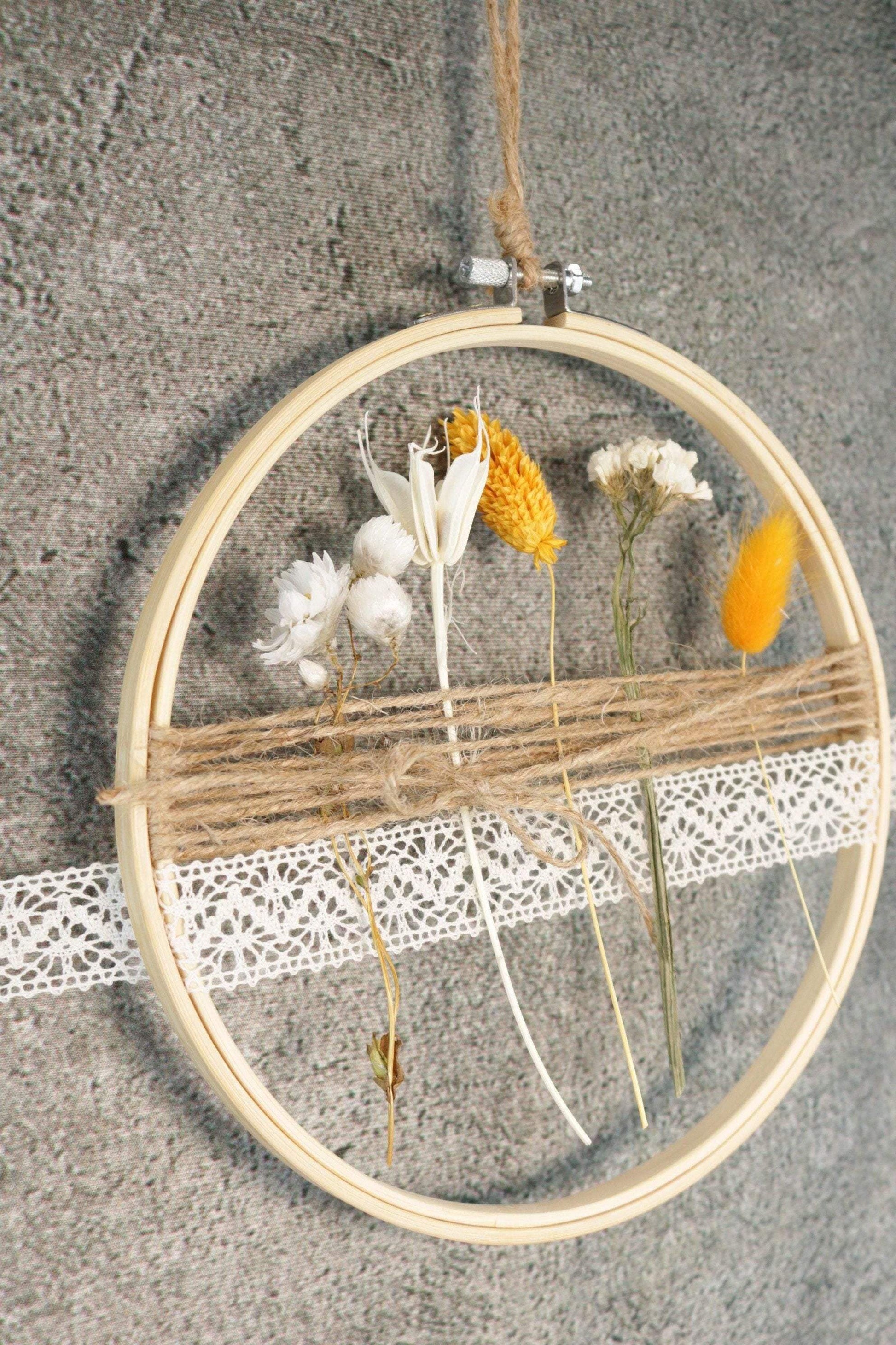 Türkranz Kranz Ring Stickrahmen Gräser Holzring Stickring Stickreif Trockenblumen Natur natürlich Hoop Fensterdeko – handgemacht aus Seiden- und Kunstblumen, langlebig & pflegeleicht von SarahsFlowerStudio