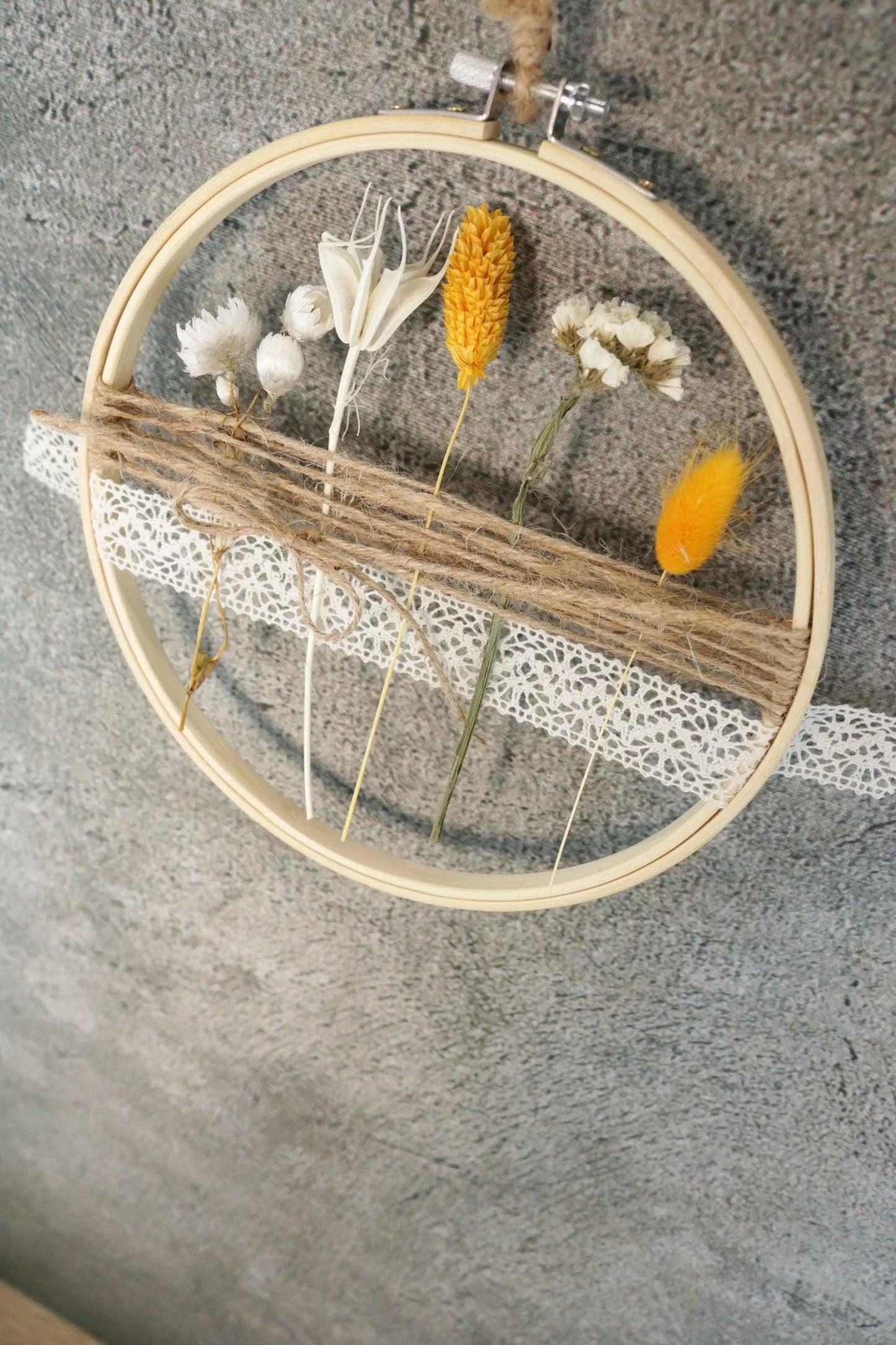 Türkranz Kranz Ring Stickrahmen Gräser Holzring Stickring Stickreif Trockenblumen Natur natürlich Hoop Fensterdeko – handgemacht aus Seiden- und Kunstblumen, langlebig & pflegeleicht von SarahsFlowerStudio