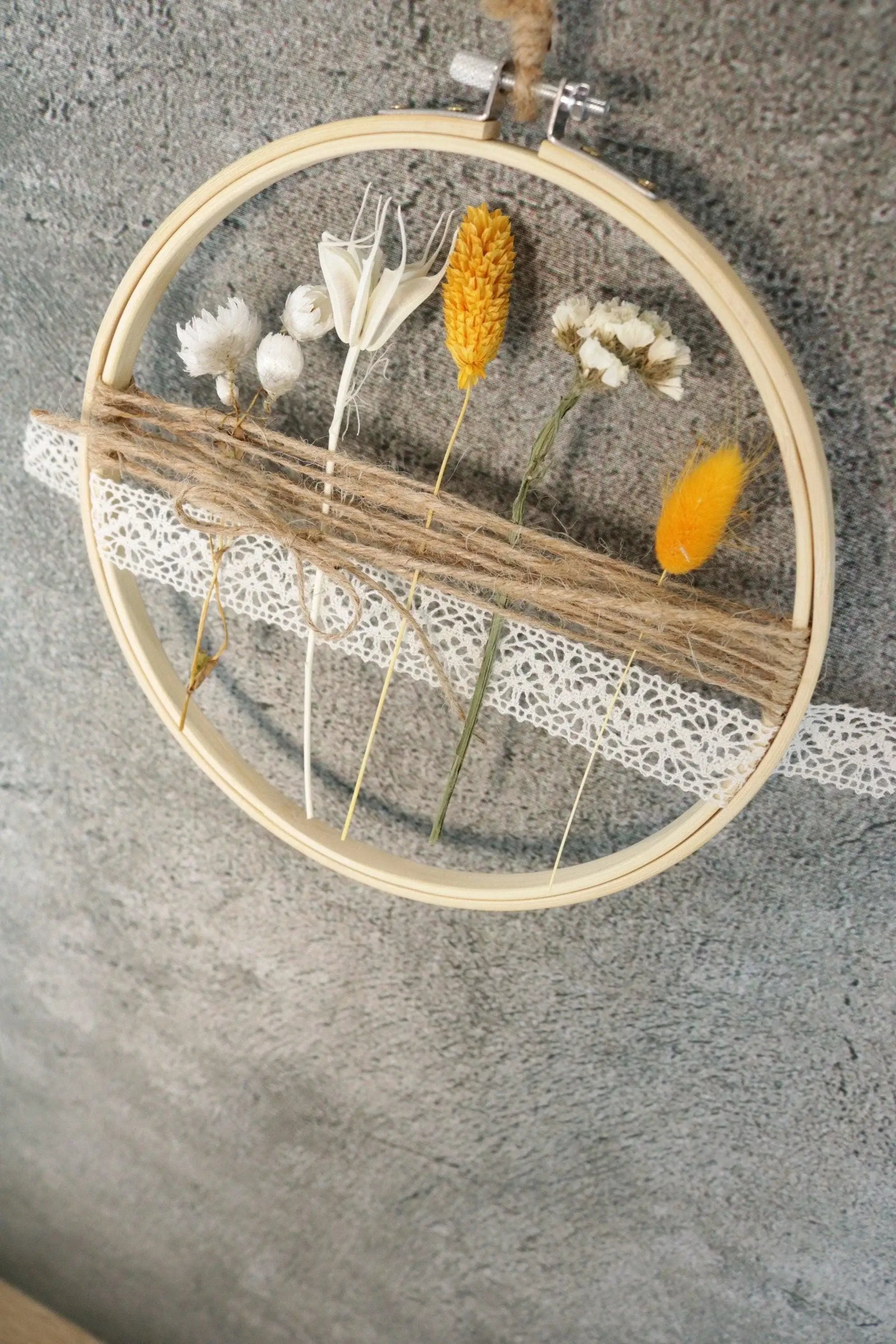 Türkranz Kranz Ring Stickrahmen Gräser Holzring Stickring Stickreif Trockenblumen Natur natürlich Hoop Fensterdeko – handgemacht aus Seiden- und Kunstblumen, langlebig & pflegeleicht von SarahsFlowerStudio