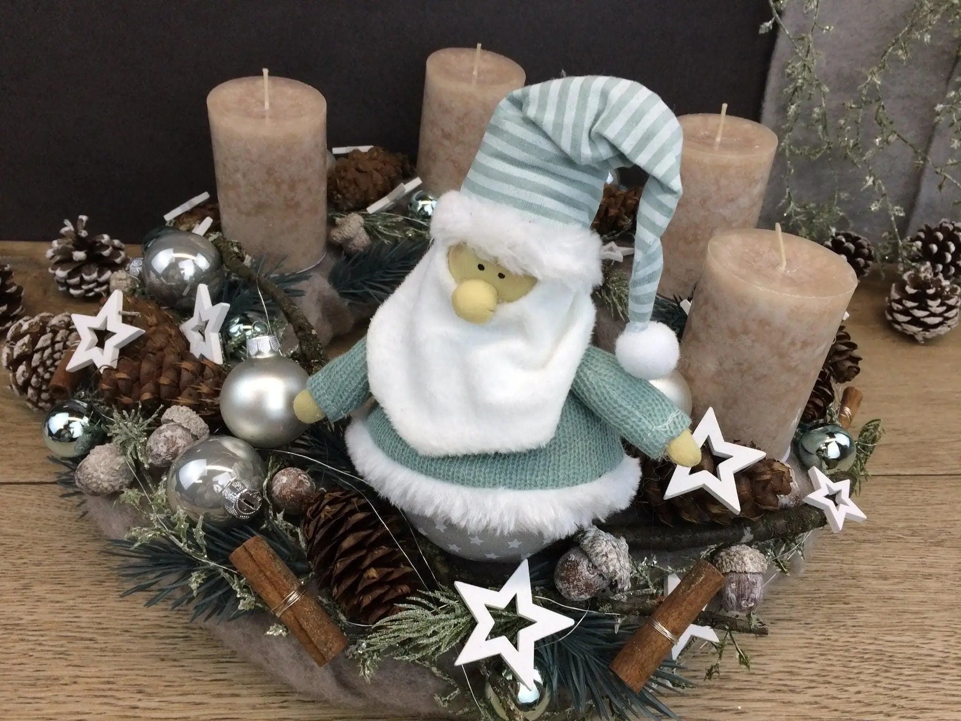 Adventskranz Adventskalender Wichtel Zapfen Sterne Kerzen Kugeln Eicheln Tanne Zweige Filz Modern Natürlich Getrocknet Künstlich Haltbar – handgemacht aus Seiden- und Kunstblumen, langlebig & pflegeleicht von SarahsFlowerStudio