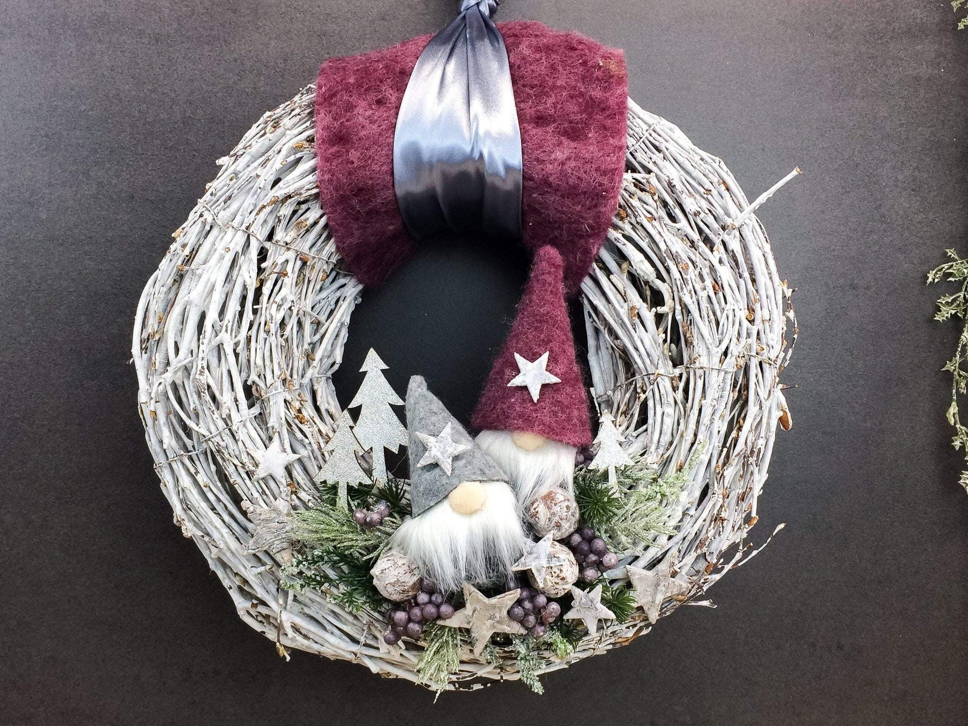 Advent Türkranz Türdeko Türschmuck Weihnachten Wachs Weidenkranz Wichtel Santa Wihnachtsmann – handgemacht aus Seiden- und Kunstblumen, langlebig & pflegeleicht von SarahsFlowerStudio