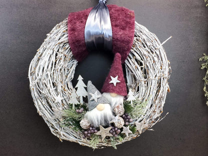 Advent Türkranz Türdeko Türschmuck Weihnachten Wachs Weidenkranz Wichtel Santa Wihnachtsmann – handgemacht aus Seiden- und Kunstblumen, langlebig & pflegeleicht von SarahsFlowerStudio