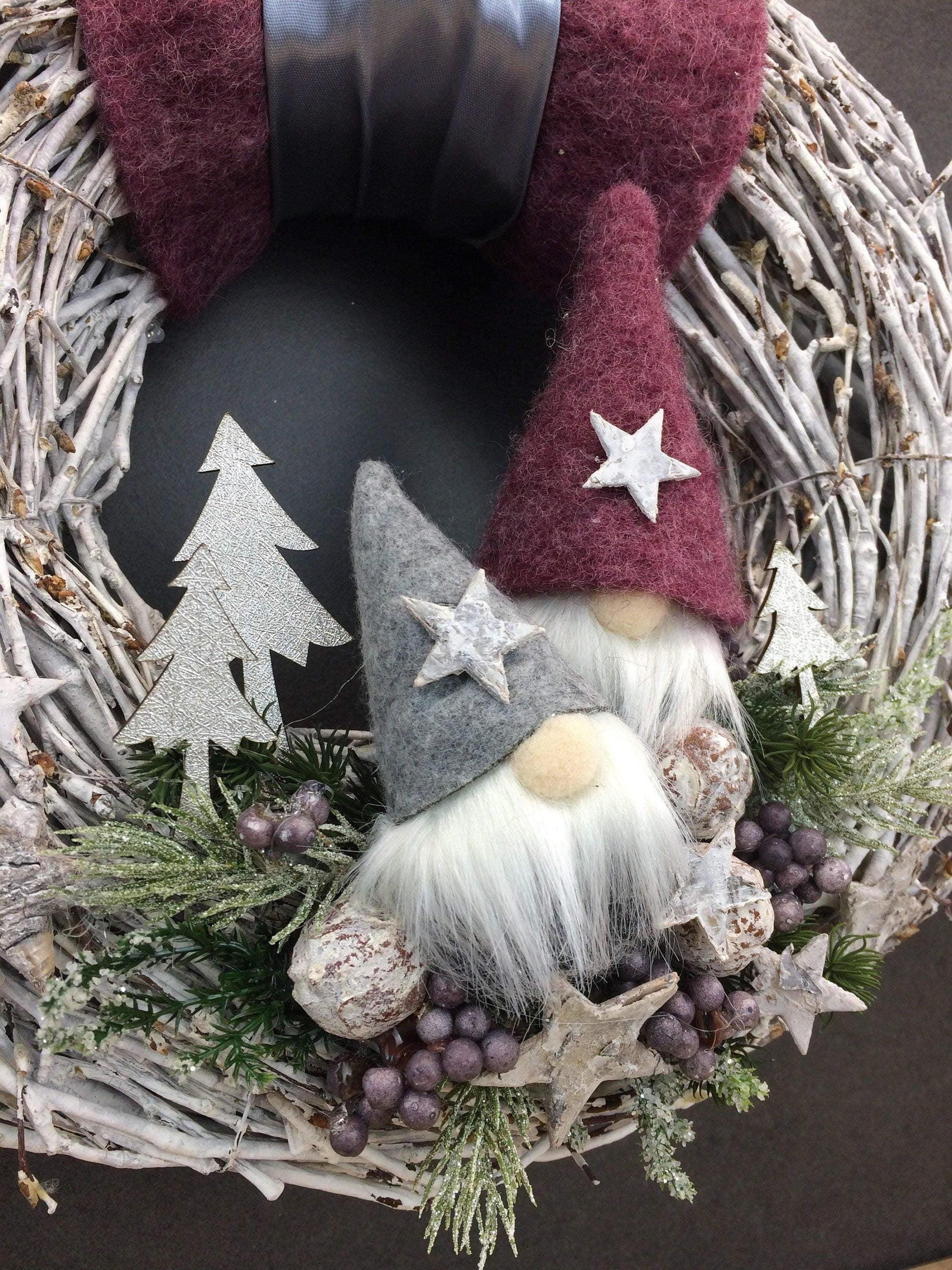 Advent Türkranz Türdeko Türschmuck Weihnachten Wachs Weidenkranz Wichtel Santa Wihnachtsmann – handgemacht aus Seiden- und Kunstblumen, langlebig & pflegeleicht von SarahsFlowerStudio