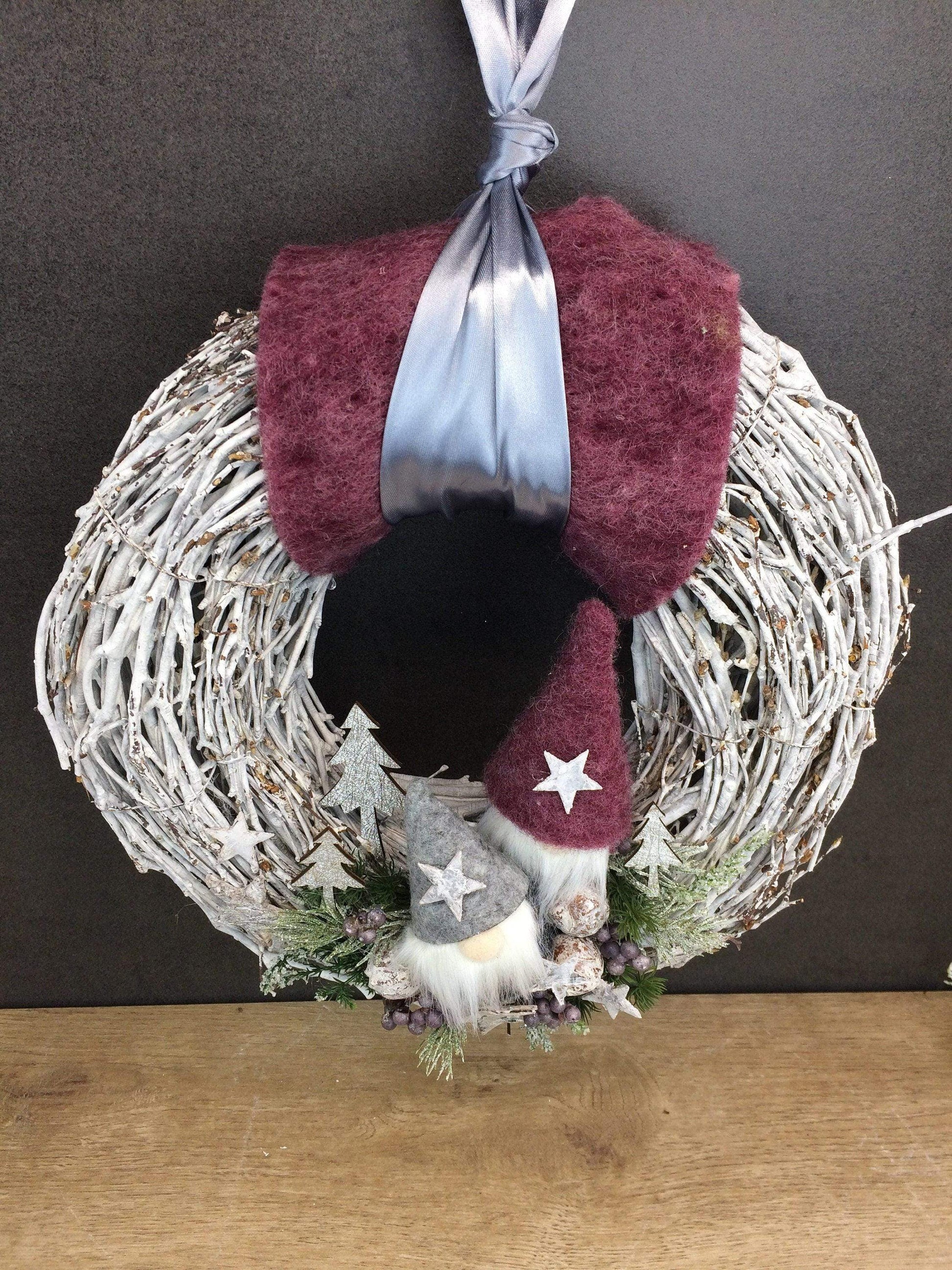 Advent Türkranz Türdeko Türschmuck Weihnachten Wachs Weidenkranz Wichtel Santa Wihnachtsmann – handgemacht aus Seiden- und Kunstblumen, langlebig & pflegeleicht von SarahsFlowerStudio