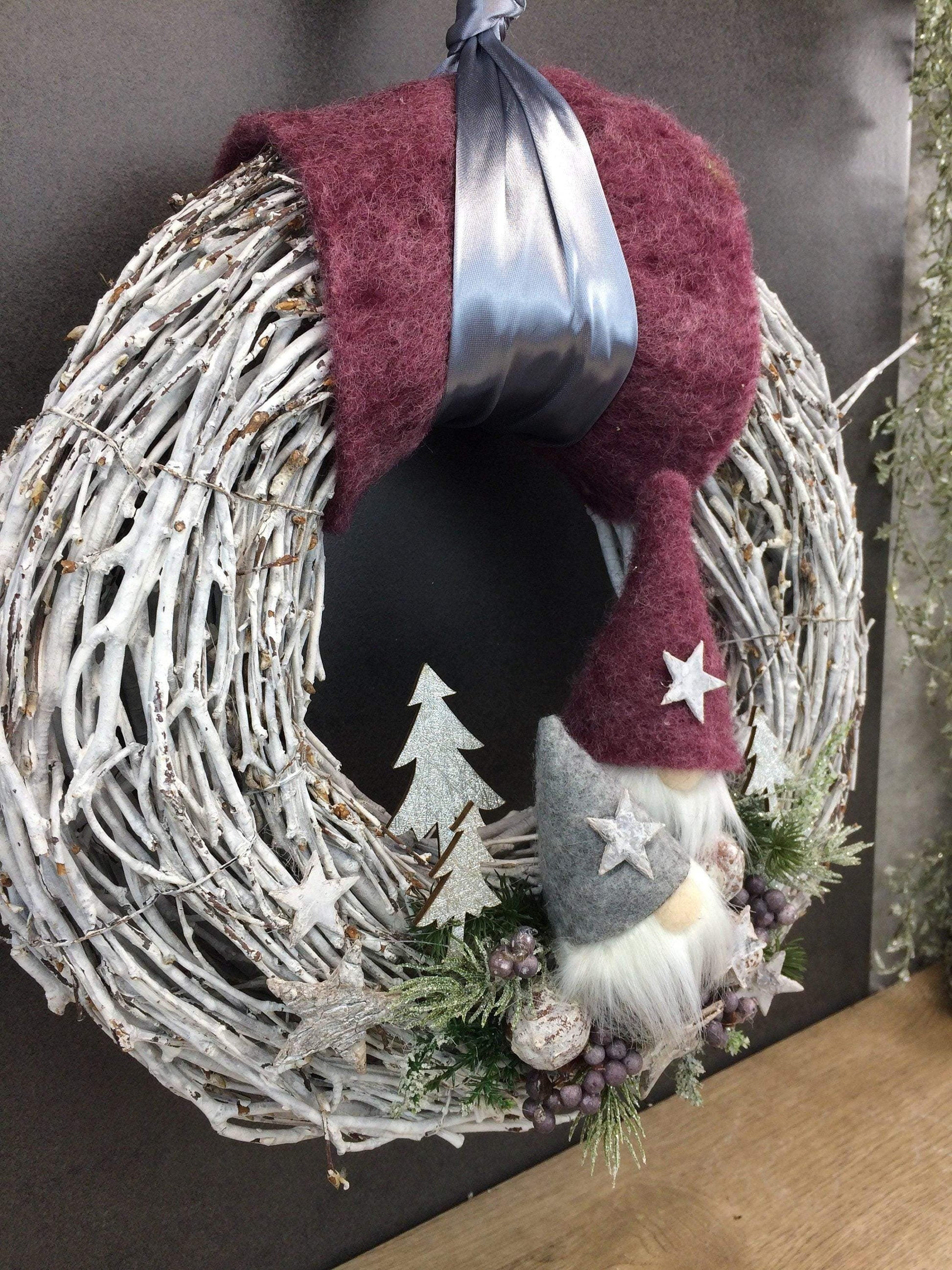 Advent Türkranz Türdeko Türschmuck Weihnachten Wachs Weidenkranz Wichtel Santa Wihnachtsmann – handgemacht aus Seiden- und Kunstblumen, langlebig & pflegeleicht von SarahsFlowerStudio