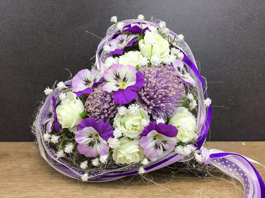 Grabgesteck Grabschmuck Rose Viburnum Herz Stiefmütterchen Hornveilchen Veilchen Lila Weiß Gesteck Grab Schleierkraut – handgemacht aus Seiden- und Kunstblumen, langlebig & pflegeleicht von SarahsFlowerStudio
