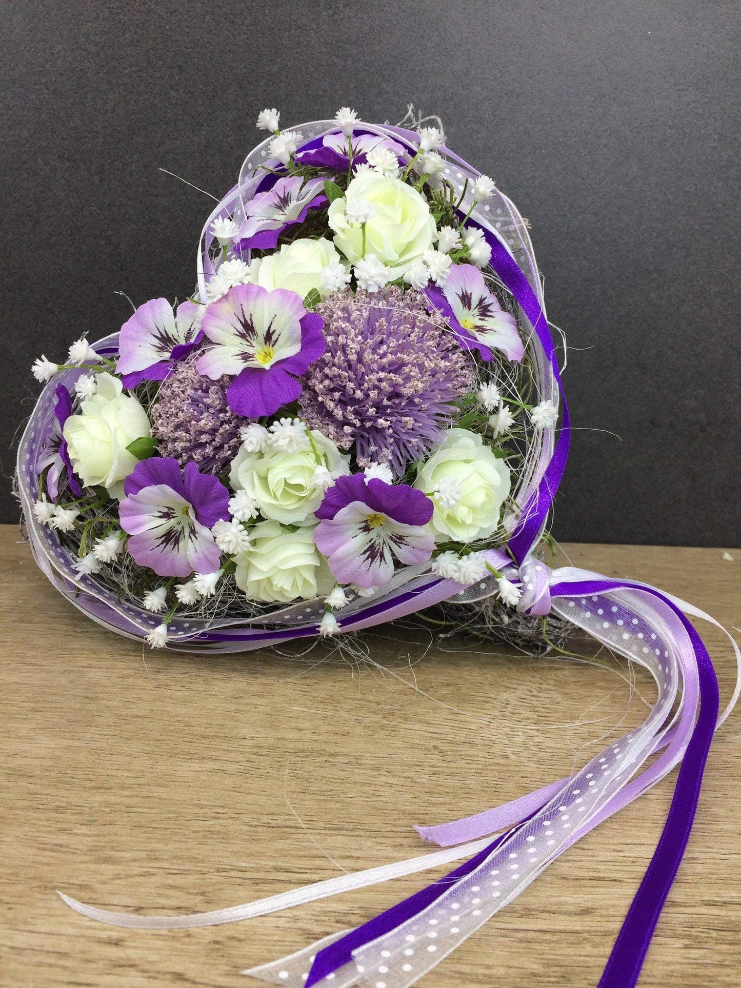 Grabgesteck Grabschmuck Rose Viburnum Herz Stiefmütterchen Hornveilchen Veilchen Lila Weiß Gesteck Grab Schleierkraut – handgemacht aus Seiden- und Kunstblumen, langlebig & pflegeleicht von SarahsFlowerStudio