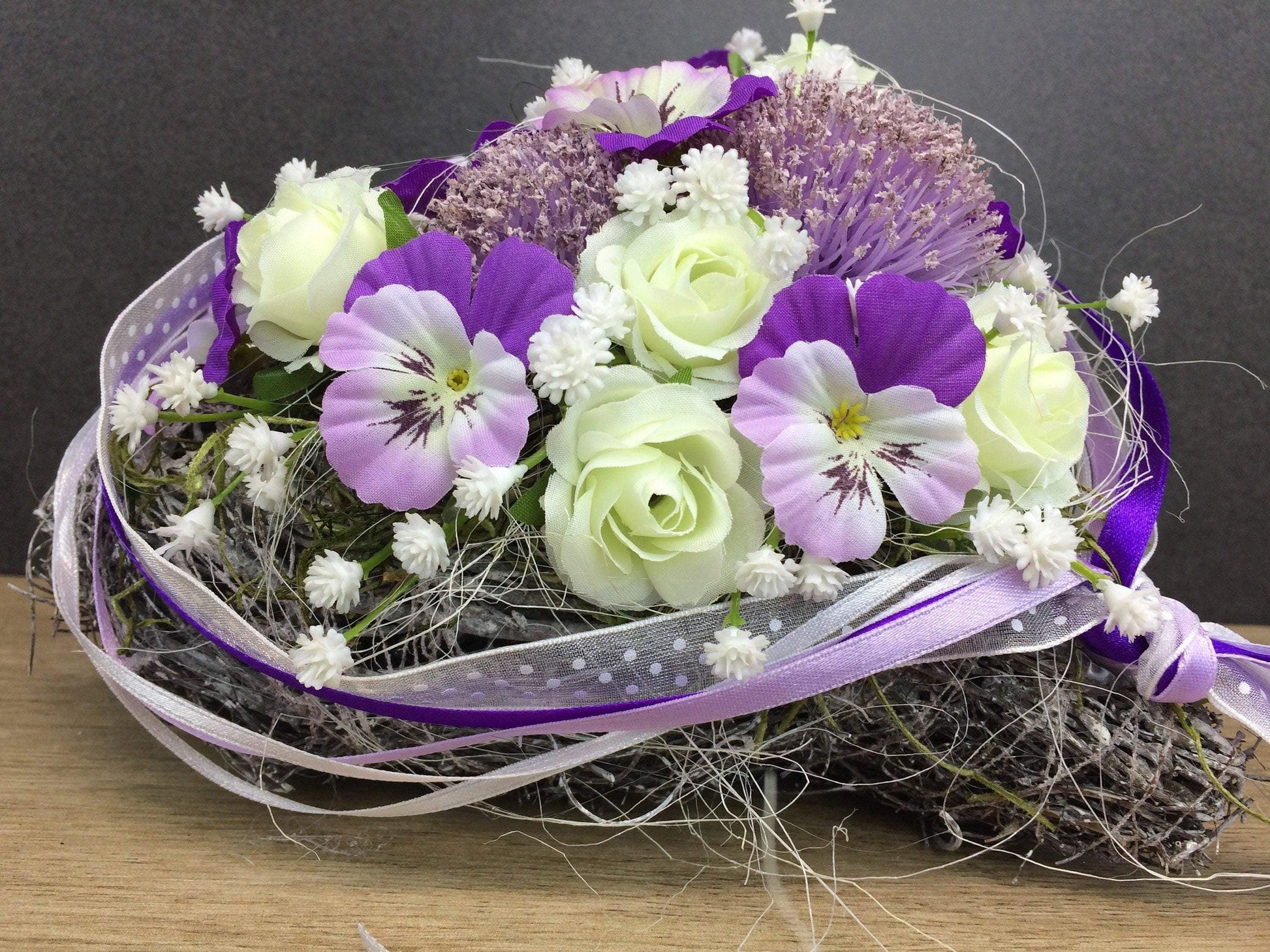 Grabgesteck Grabschmuck Rose Viburnum Herz Stiefmütterchen Hornveilchen Veilchen Lila Weiß Gesteck Grab Schleierkraut – handgemacht aus Seiden- und Kunstblumen, langlebig & pflegeleicht von SarahsFlowerStudio