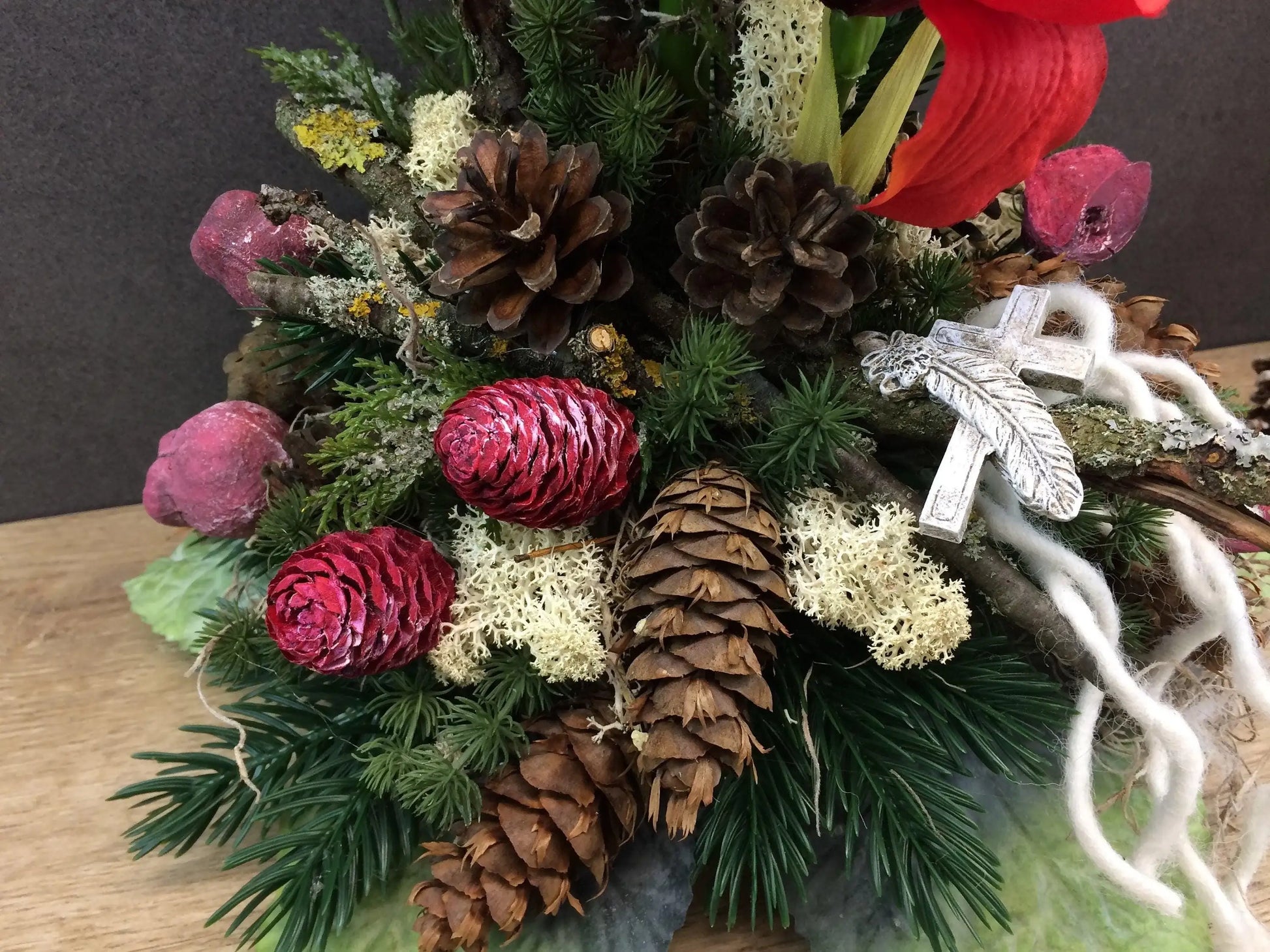 Grabgesteck Grabschmuck Amaryllis auf Beton Platte Grabdekoration Grabschmuck AllerheiligenTanne Exoten Filzschnur Amaryllis – handgemacht aus Seiden- und Kunstblumen, langlebig & pflegeleicht von SarahsFlowerStudio