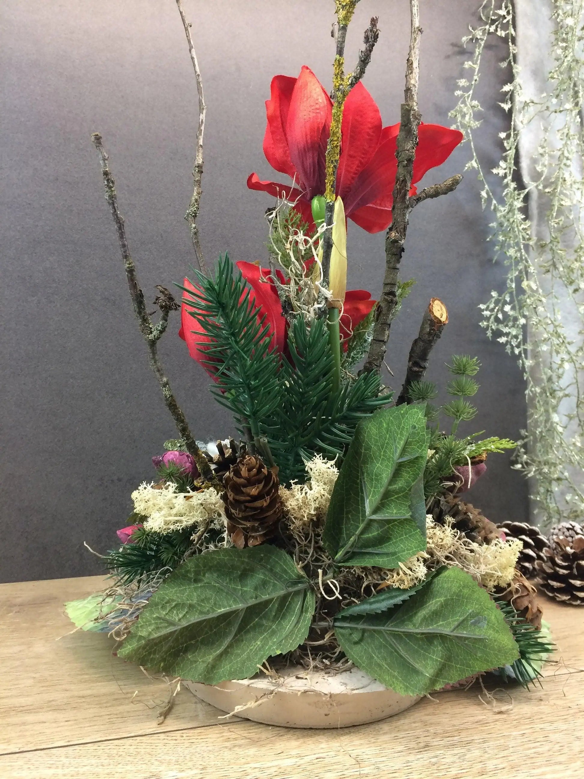 Grabgesteck Grabschmuck Amaryllis auf Beton Platte Grabdekoration Grabschmuck AllerheiligenTanne Exoten Filzschnur Amaryllis – handgemacht aus Seiden- und Kunstblumen, langlebig & pflegeleicht von SarahsFlowerStudio