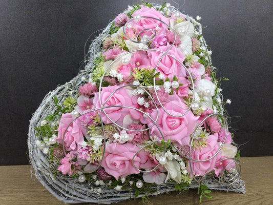 Grabgesteck Grabschmuck Herz Farbwunsch Grabdeko Grabdekoration – handgemacht aus Seiden- und Kunstblumen, langlebig & pflegeleicht von SarahsFlowerStudio