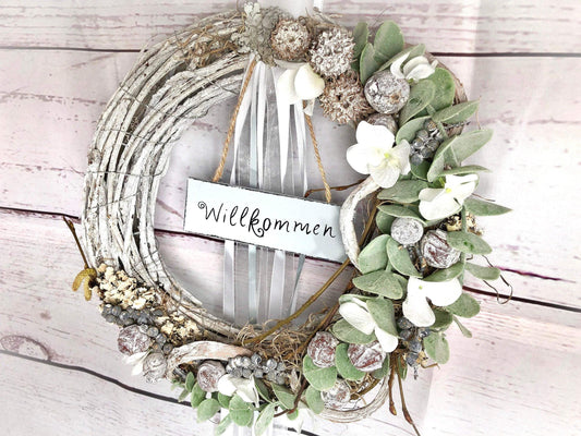 Türkranz Türdeko Türschmuck Ganzjährig Schriftzug Schild Willkommen Modern Tür Schmuck Eukalyptus – handgemacht aus Seiden- und Kunstblumen, langlebig & pflegeleicht von SarahsFlowerStudio