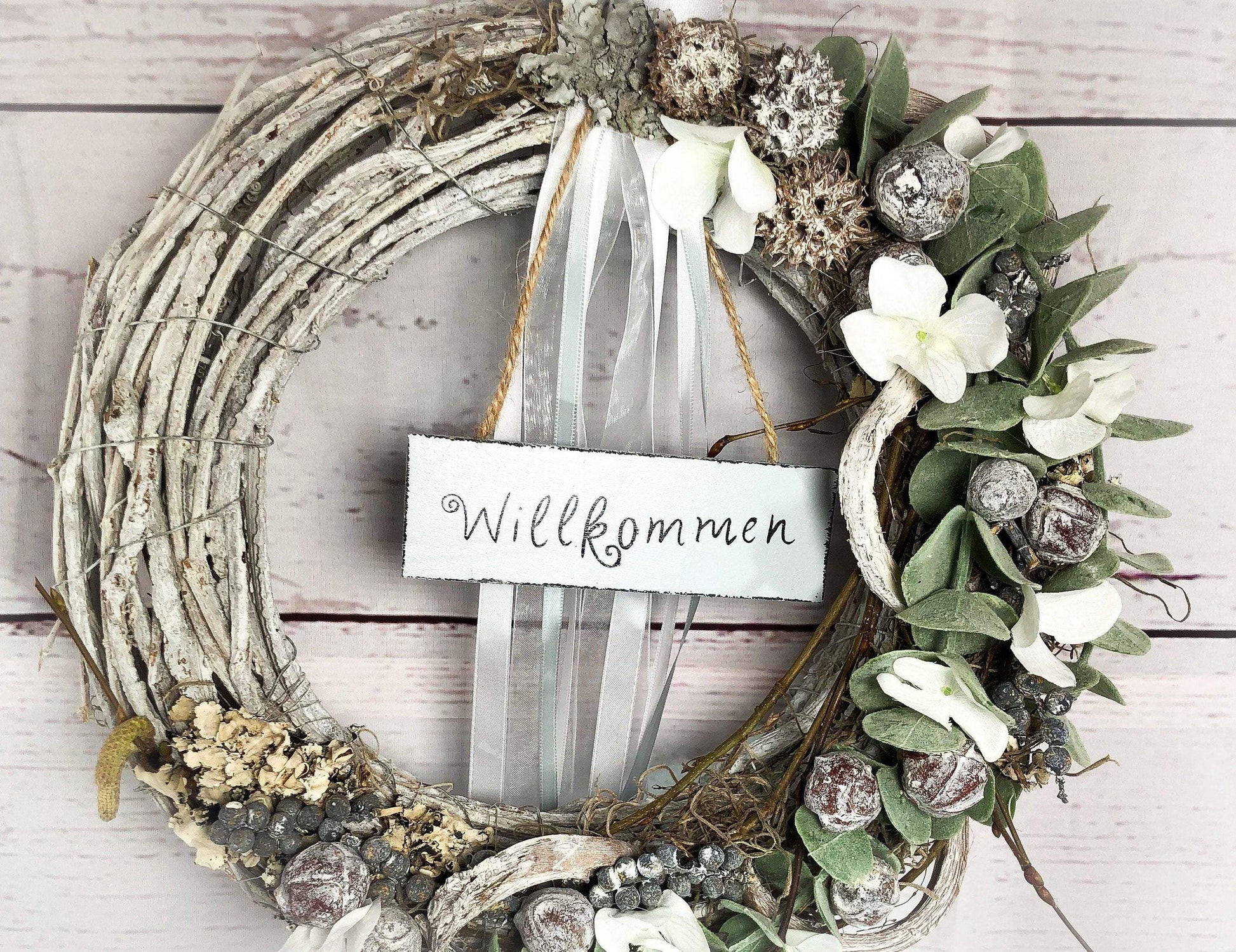 Türkranz Türdeko Türschmuck Ganzjährig Schriftzug Schild Willkommen Modern Tür Schmuck Eukalyptus – handgemacht aus Seiden- und Kunstblumen, langlebig & pflegeleicht von SarahsFlowerStudio