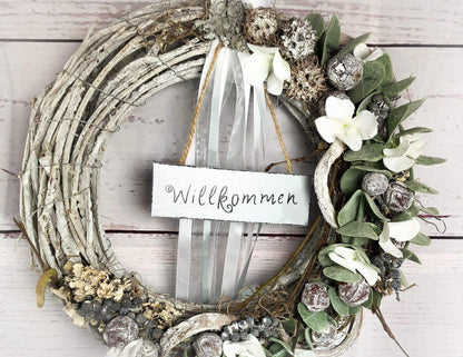 Türkranz Türdeko Türschmuck Ganzjährig Schriftzug Schild Willkommen Modern Tür Schmuck Eukalyptus – handgemacht aus Seiden- und Kunstblumen, langlebig & pflegeleicht von SarahsFlowerStudio