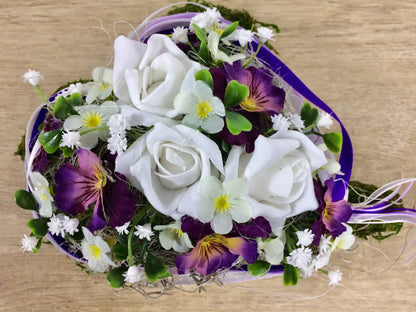 Grabgesteck Herz 20cm Grabschmuck Rose Stiefmütterchen Schleierkraut Tillansie Band Grabdekoration Grabschmuck Allerheiligen – handgemacht aus Seiden- und Kunstblumen, langlebig & pflegeleicht von SarahsFlowerStudio
