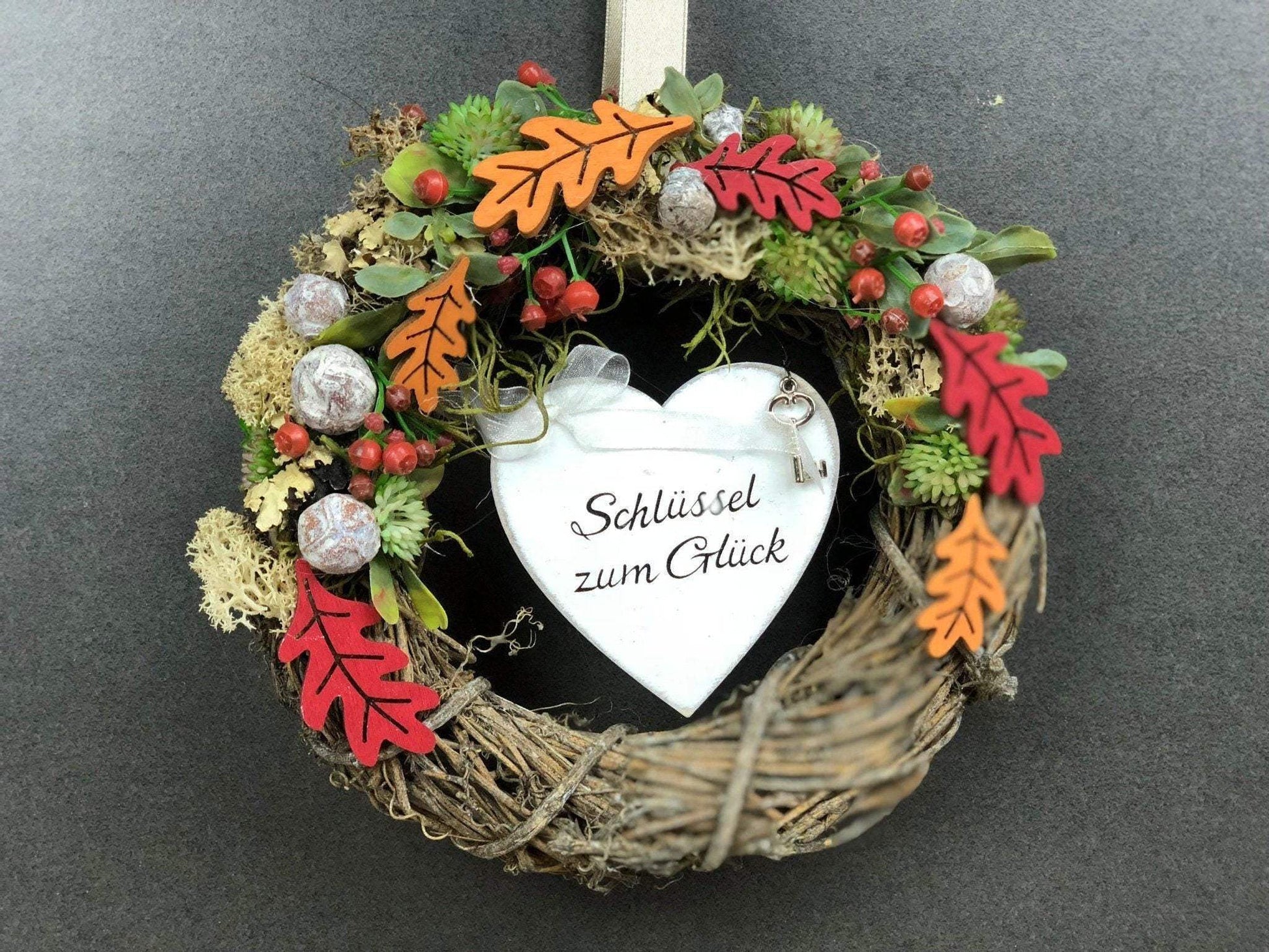 Türkranz 22cm Türdeko Türschmuck Herz Schlüssel zum Herz Modern Tür Schmuck Herbst herbstlich ganzjährig Herbst – handgemacht aus Seiden- und Kunstblumen, langlebig & pflegeleicht von SarahsFlowerStudio
