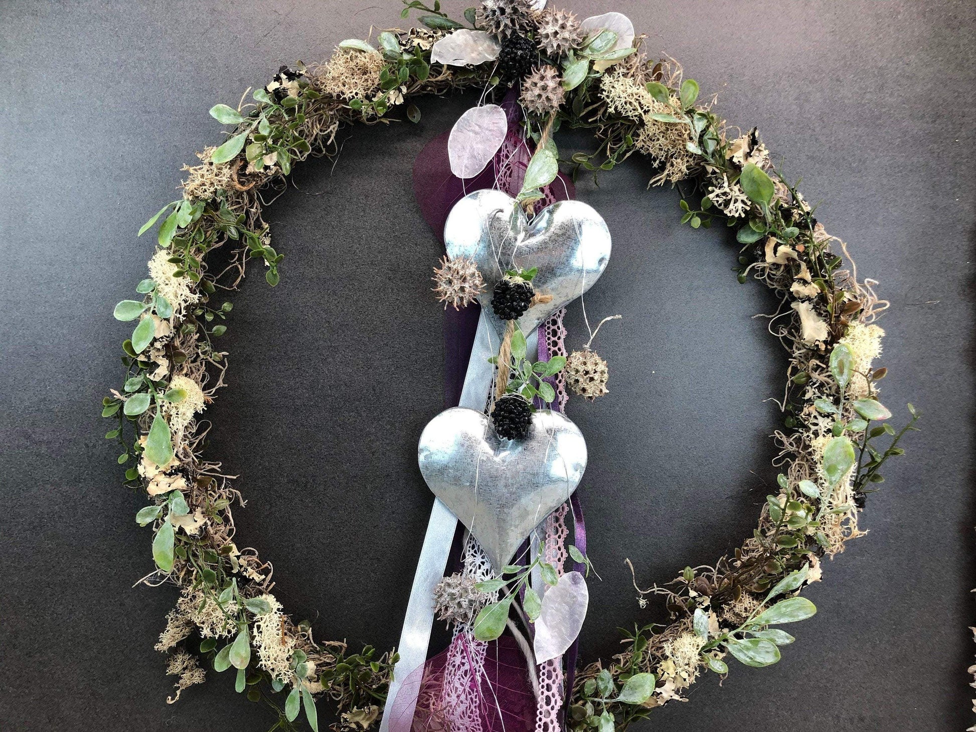 Türkranz ganzjährig Modern Türdeko Tür Schmuck Wunschgröße ganzjährig Herz Boho Skelettblätter Band Filz Spitzenband – handgemacht aus Seiden- und Kunstblumen, langlebig & pflegeleicht von SarahsFlowerStudio