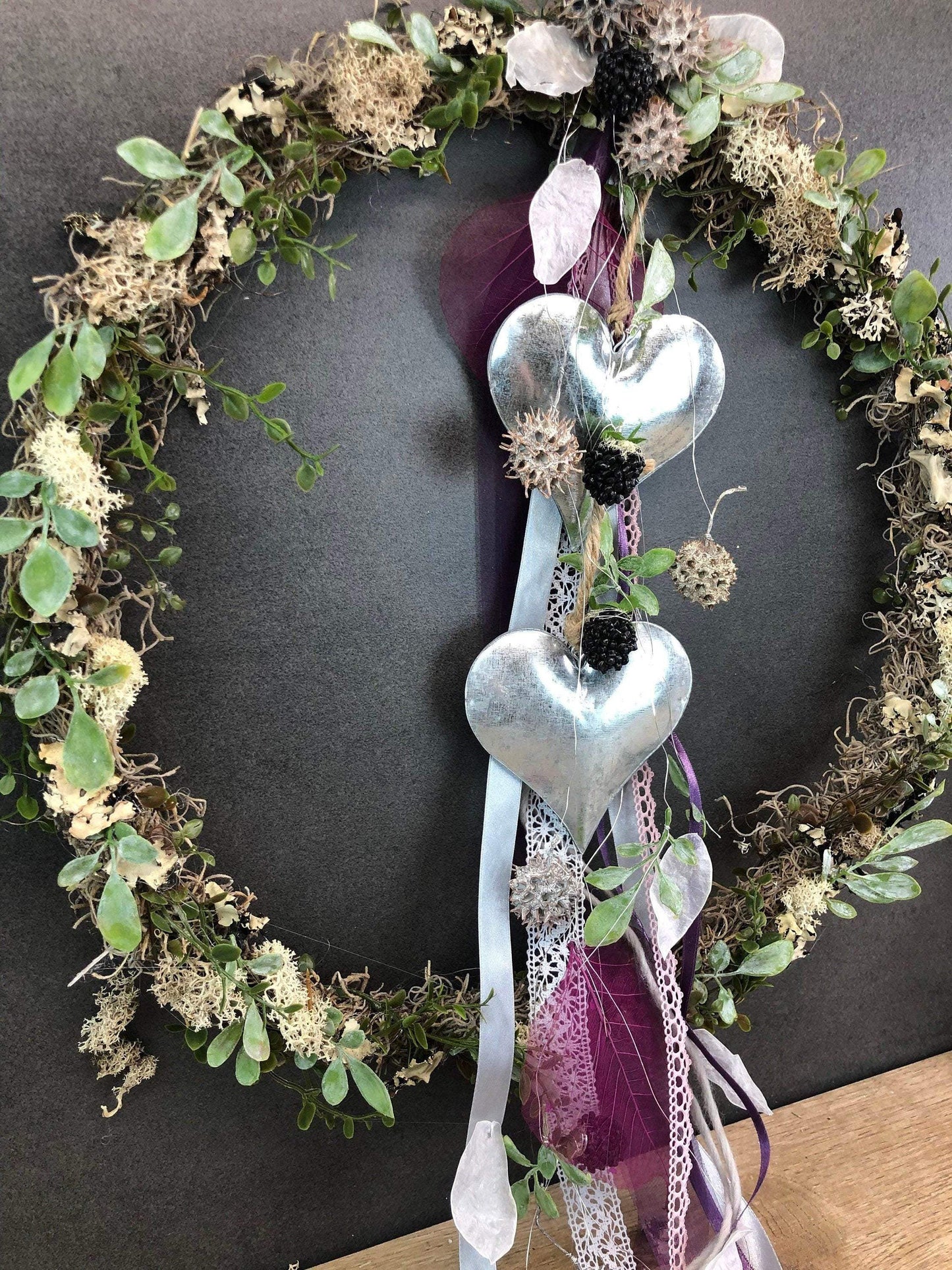Türkranz ganzjährig Modern Türdeko Tür Schmuck Wunschgröße ganzjährig Herz Boho Skelettblätter Band Filz Spitzenband – handgemacht aus Seiden- und Kunstblumen, langlebig & pflegeleicht von SarahsFlowerStudio