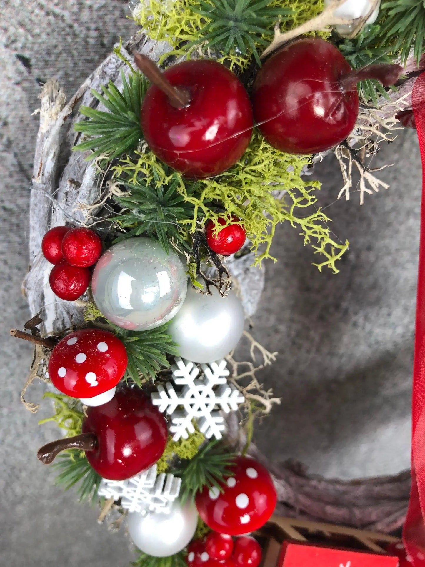 Advent Türkranz Schlitten Schlittschuhe Stern Türdekoration Türschmuck Weihnachten Weidenkranz Wichtel – handgemacht aus Seiden- und Kunstblumen, langlebig & pflegeleicht von SarahsFlowerStudio