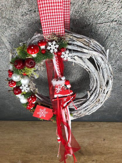 Advent Türkranz Schlitten Schlittschuhe Stern Türdekoration Türschmuck Weihnachten Weidenkranz Wichtel – handgemacht aus Seiden- und Kunstblumen, langlebig & pflegeleicht von SarahsFlowerStudio