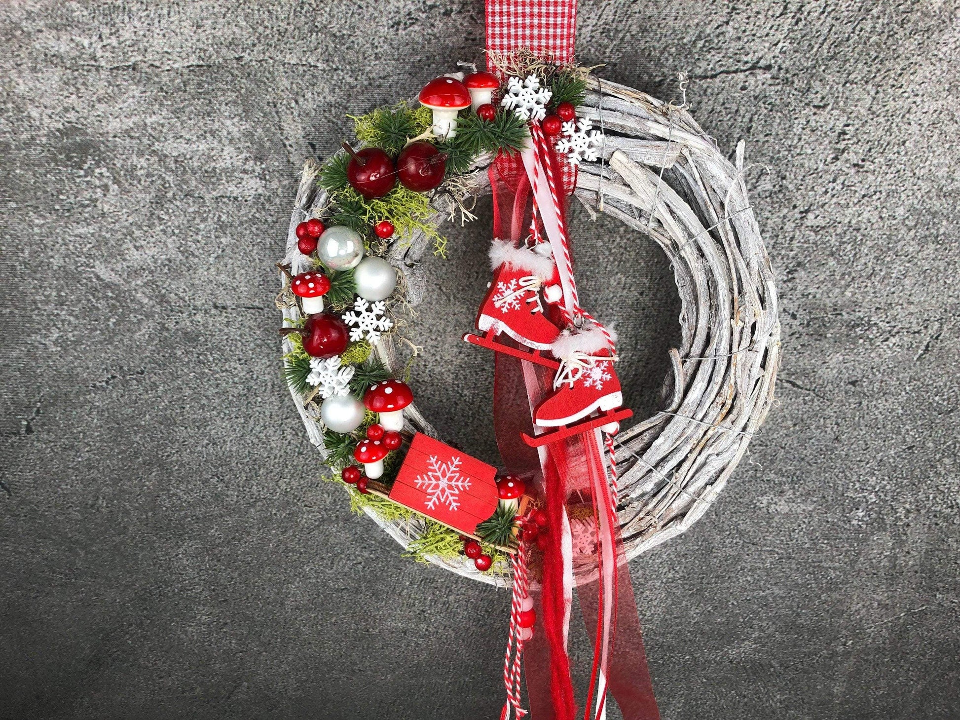 Advent Türkranz Schlitten Schlittschuhe Stern Türdekoration Türschmuck Weihnachten Weidenkranz Wichtel – handgemacht aus Seiden- und Kunstblumen, langlebig & pflegeleicht von SarahsFlowerStudio