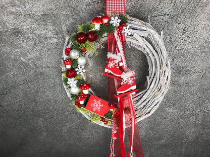 Advent Türkranz Schlitten Schlittschuhe Stern Türdekoration Türschmuck Weihnachten Weidenkranz Wichtel – handgemacht aus Seiden- und Kunstblumen, langlebig & pflegeleicht von SarahsFlowerStudio