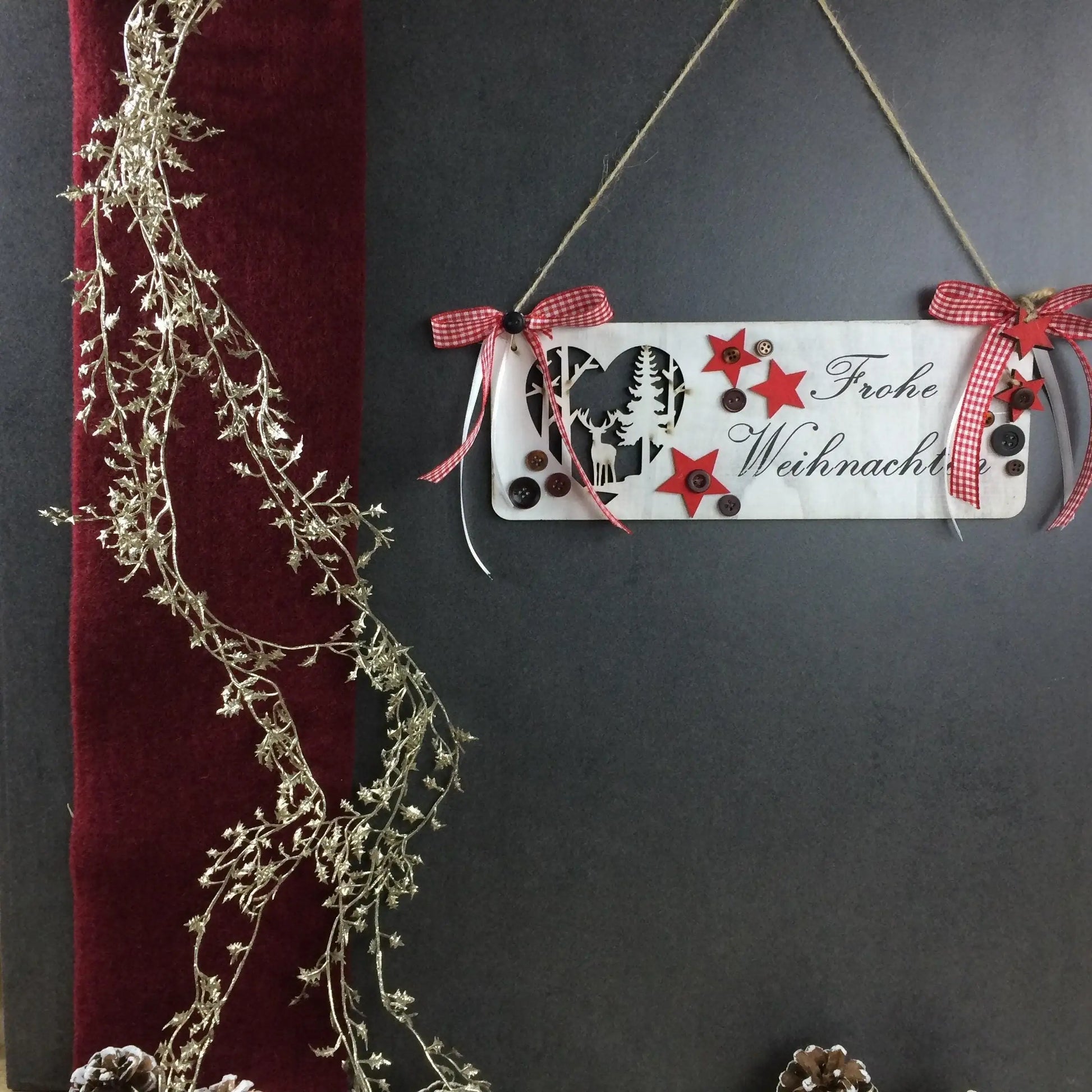 Advent Schild Frohe Weihnachten Türdeko Türschmuck Weihnachten Knöpfe Sterne – handgemacht aus Seiden- und Kunstblumen, langlebig & pflegeleicht von SarahsFlowerStudio