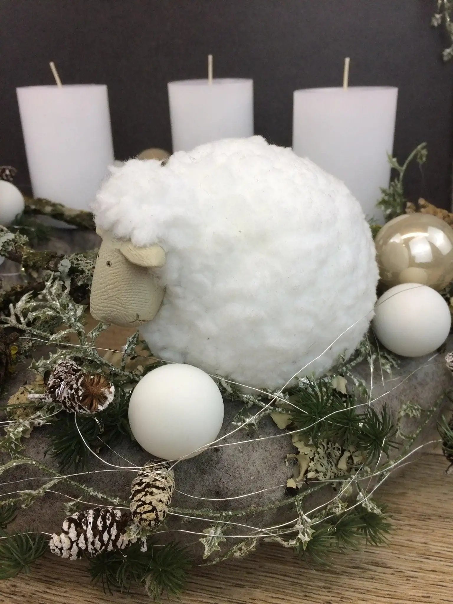 Adventskranz Adventskalender Schaf Zapfen Kerzen Kugeln Hutzeln Tanne Zweige Filz Modern Natürlich Getrocknet Künstlich Haltbar – handgemacht aus Seiden- und Kunstblumen, langlebig & pflegeleicht von SarahsFlowerStudio