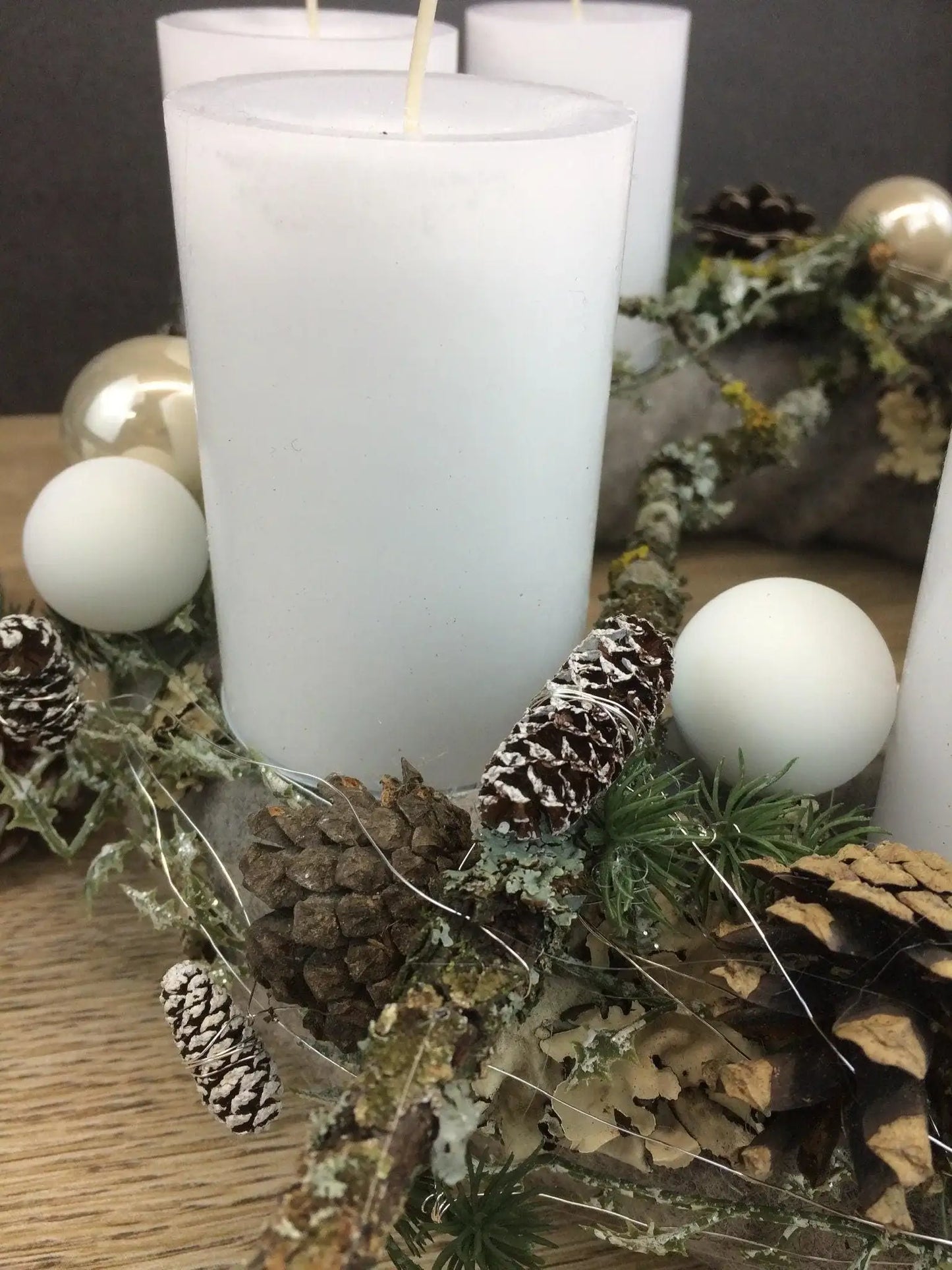 Adventskranz Adventskalender Schaf Zapfen Kerzen Kugeln Hutzeln Tanne Zweige Filz Modern Natürlich Getrocknet Künstlich Haltbar – handgemacht aus Seiden- und Kunstblumen, langlebig & pflegeleicht von SarahsFlowerStudio