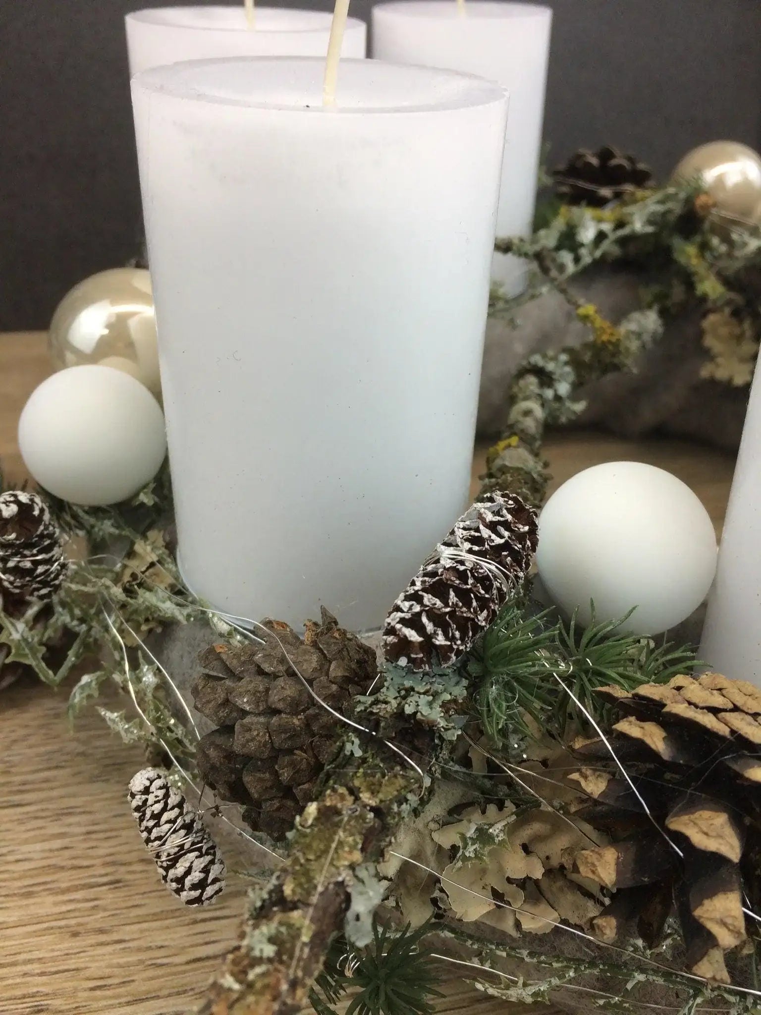 Adventskranz Adventskalender Schaf Zapfen Kerzen Kugeln Hutzeln Tanne Zweige Filz Modern Natürlich Getrocknet Künstlich Haltbar – handgemacht aus Seiden- und Kunstblumen, langlebig & pflegeleicht von SarahsFlowerStudio