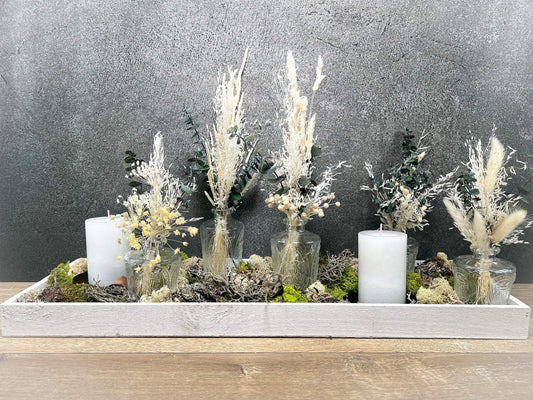 Tischdeko Blumen Tischgesteck Trockenblumen Eukalyptus Gläser Flasche Gräser Modern Ganzjährig Tablett – handgemacht aus Seiden- und Kunstblumen, langlebig & pflegeleicht von SarahsFlowerStudio