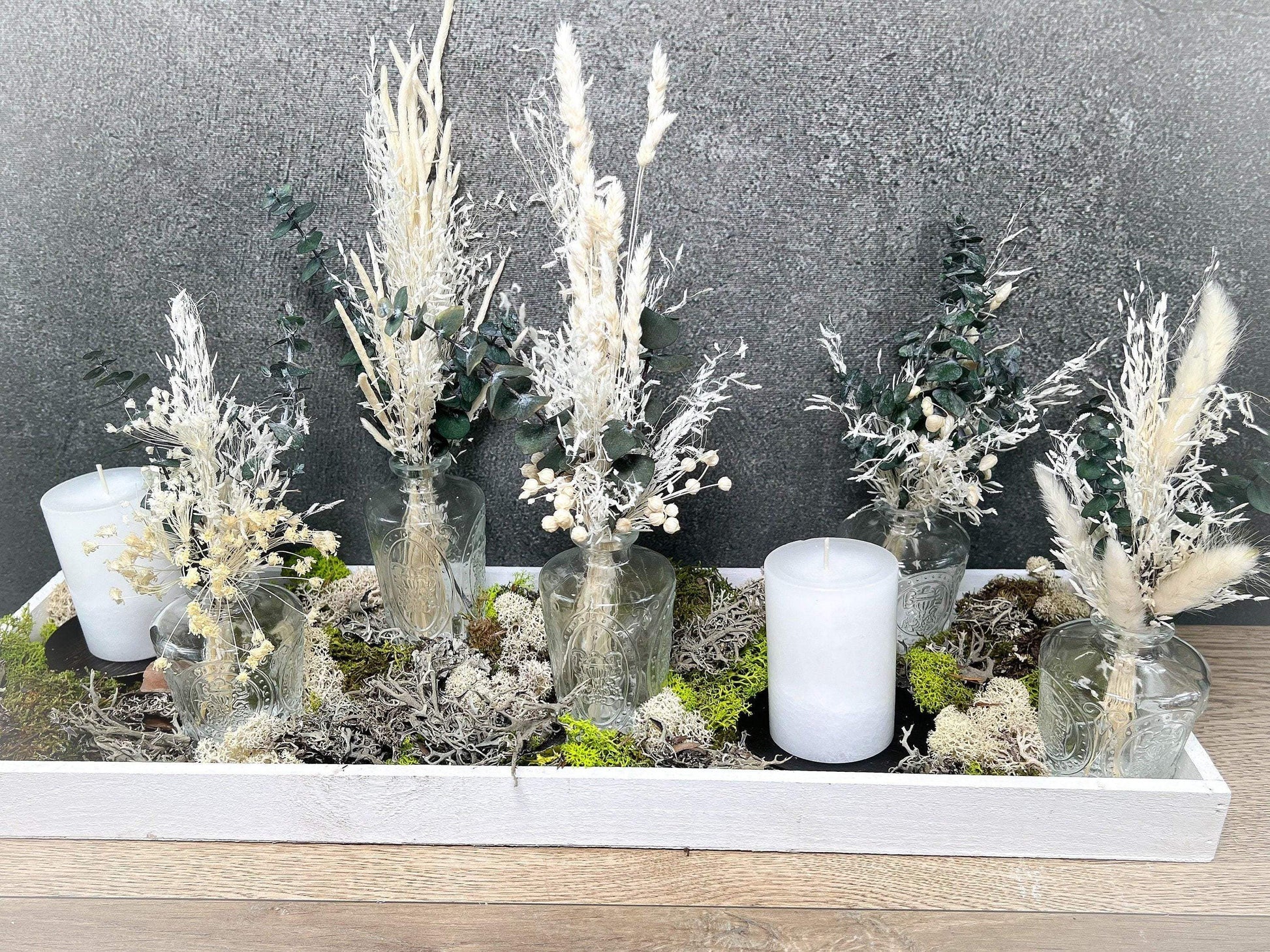 Tischdeko Blumen Tischgesteck Trockenblumen Eukalyptus Gläser Flasche Gräser Modern Ganzjährig Tablett – handgemacht aus Seiden- und Kunstblumen, langlebig & pflegeleicht von SarahsFlowerStudio