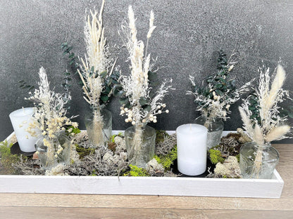 Tischdeko Blumen Tischgesteck Trockenblumen Eukalyptus Gläser Flasche Gräser Modern Ganzjährig Tablett – handgemacht aus Seiden- und Kunstblumen, langlebig & pflegeleicht von SarahsFlowerStudio