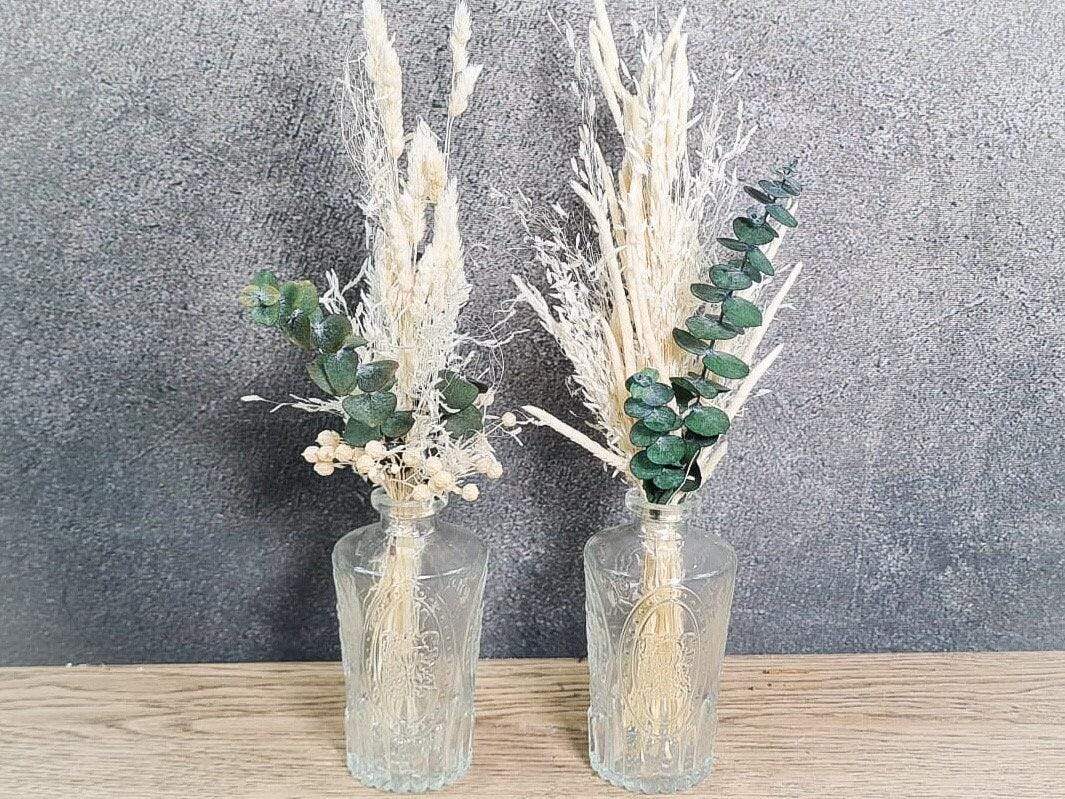 Tischdeko Blumen Tischgesteck Trockenblumen Eukalyptus Gläser Flasche Gräser Modern Ganzjährig Tablett – handgemacht aus Seiden- und Kunstblumen, langlebig & pflegeleicht von SarahsFlowerStudio
