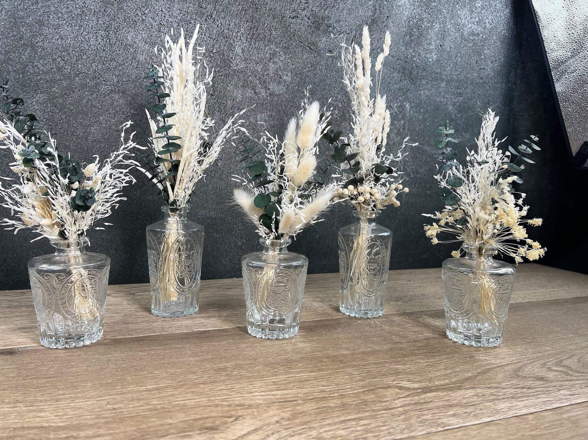 Tischdeko Blumen Tischgesteck Trockenblumen Eukalyptus Gläser Flasche Gräser Modern Ganzjährig Tablett – handgemacht aus Seiden- und Kunstblumen, langlebig & pflegeleicht von SarahsFlowerStudio
