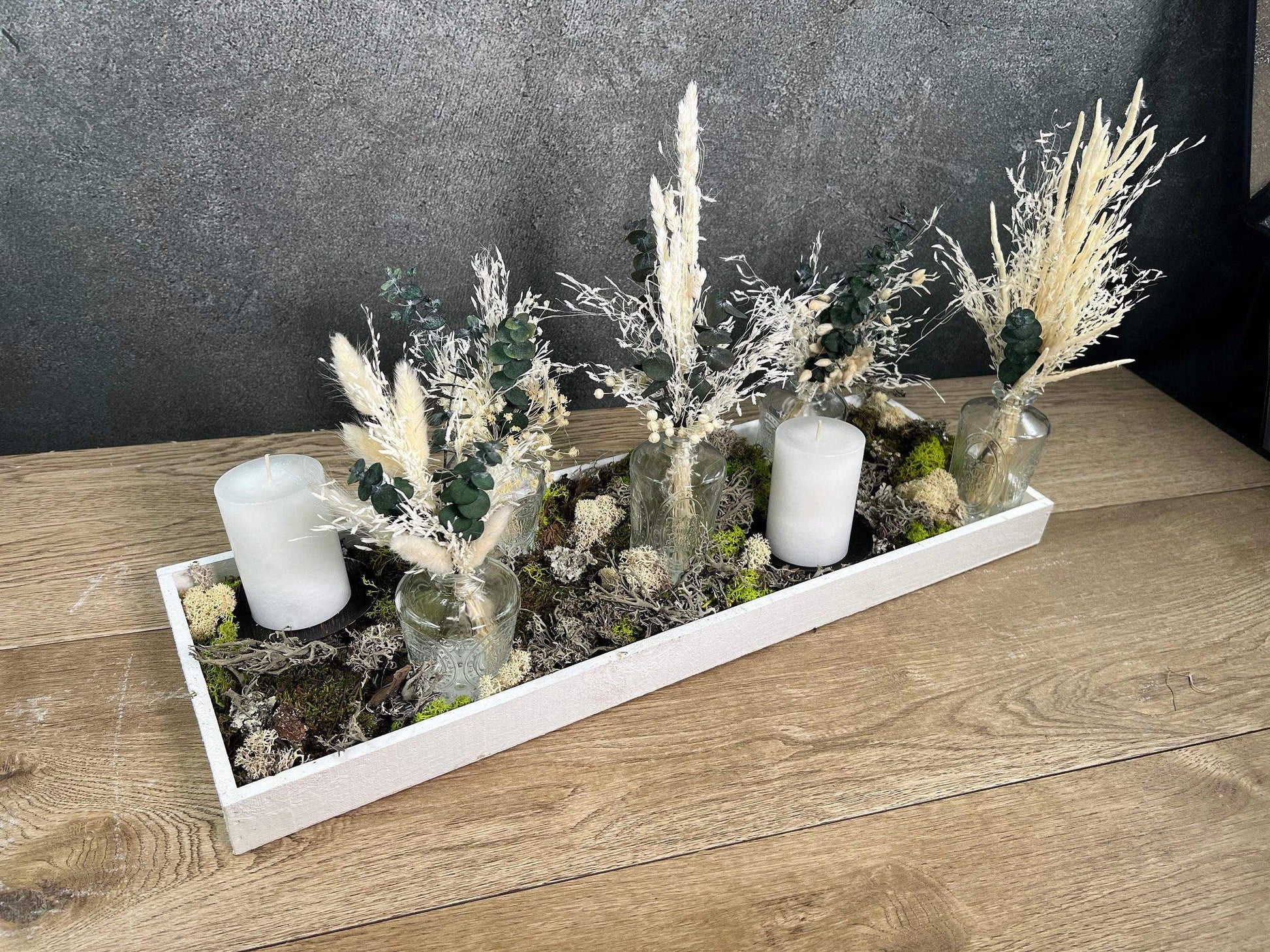 Tischdeko Blumen Tischgesteck Trockenblumen Eukalyptus Gläser Flasche Gräser Modern Ganzjährig Tablett – handgemacht aus Seiden- und Kunstblumen, langlebig & pflegeleicht von SarahsFlowerStudio