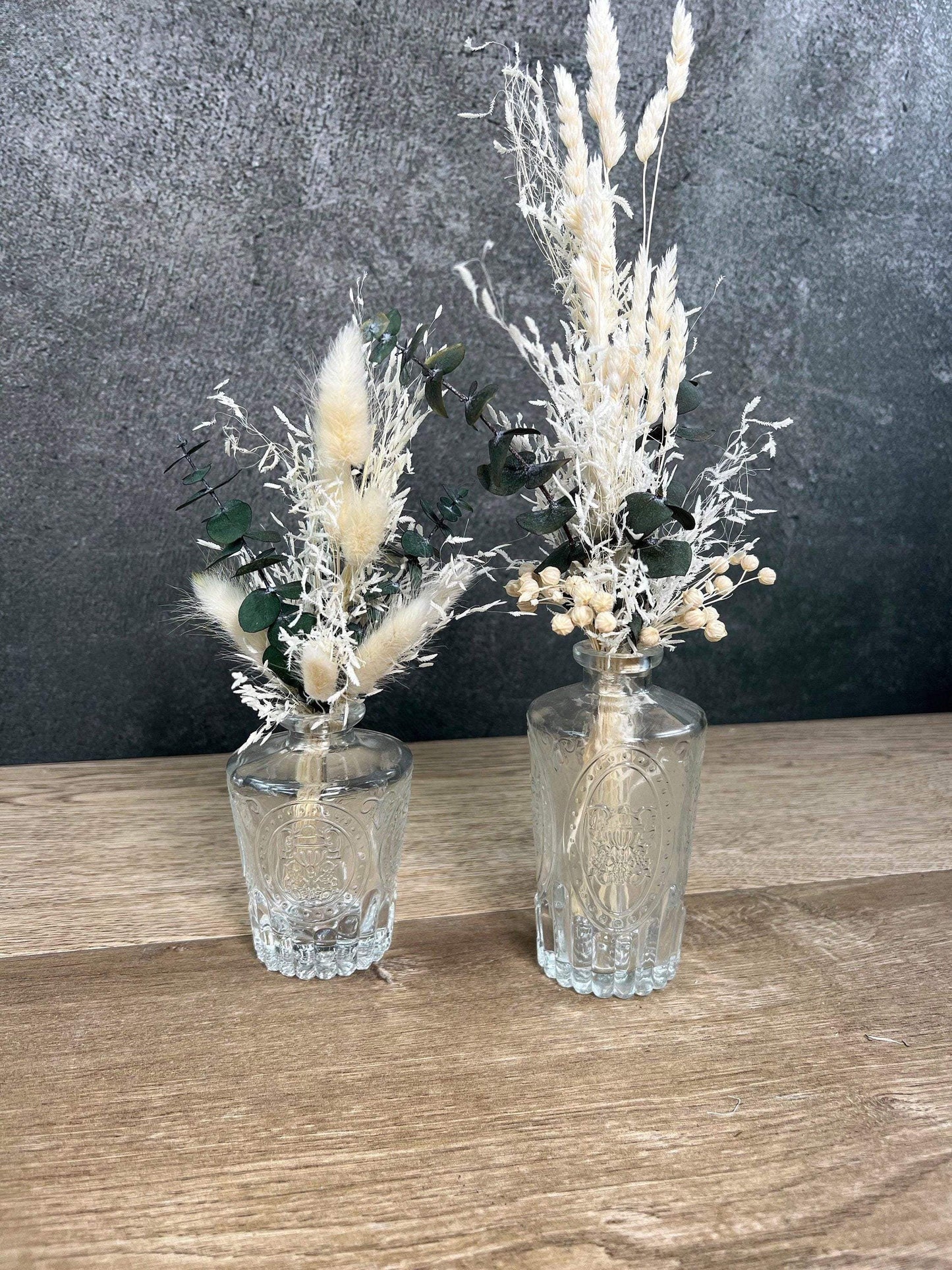 Tischdeko Blumen Tischgesteck Trockenblumen Eukalyptus Gläser Flasche Gräser Modern Ganzjährig Tablett – handgemacht aus Seiden- und Kunstblumen, langlebig & pflegeleicht von SarahsFlowerStudio