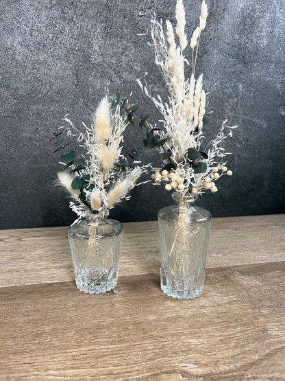 Tischdeko Blumen Tischgesteck Trockenblumen Eukalyptus Gläser Flasche Gräser Modern Ganzjährig Tablett – handgemacht aus Seiden- und Kunstblumen, langlebig & pflegeleicht von SarahsFlowerStudio